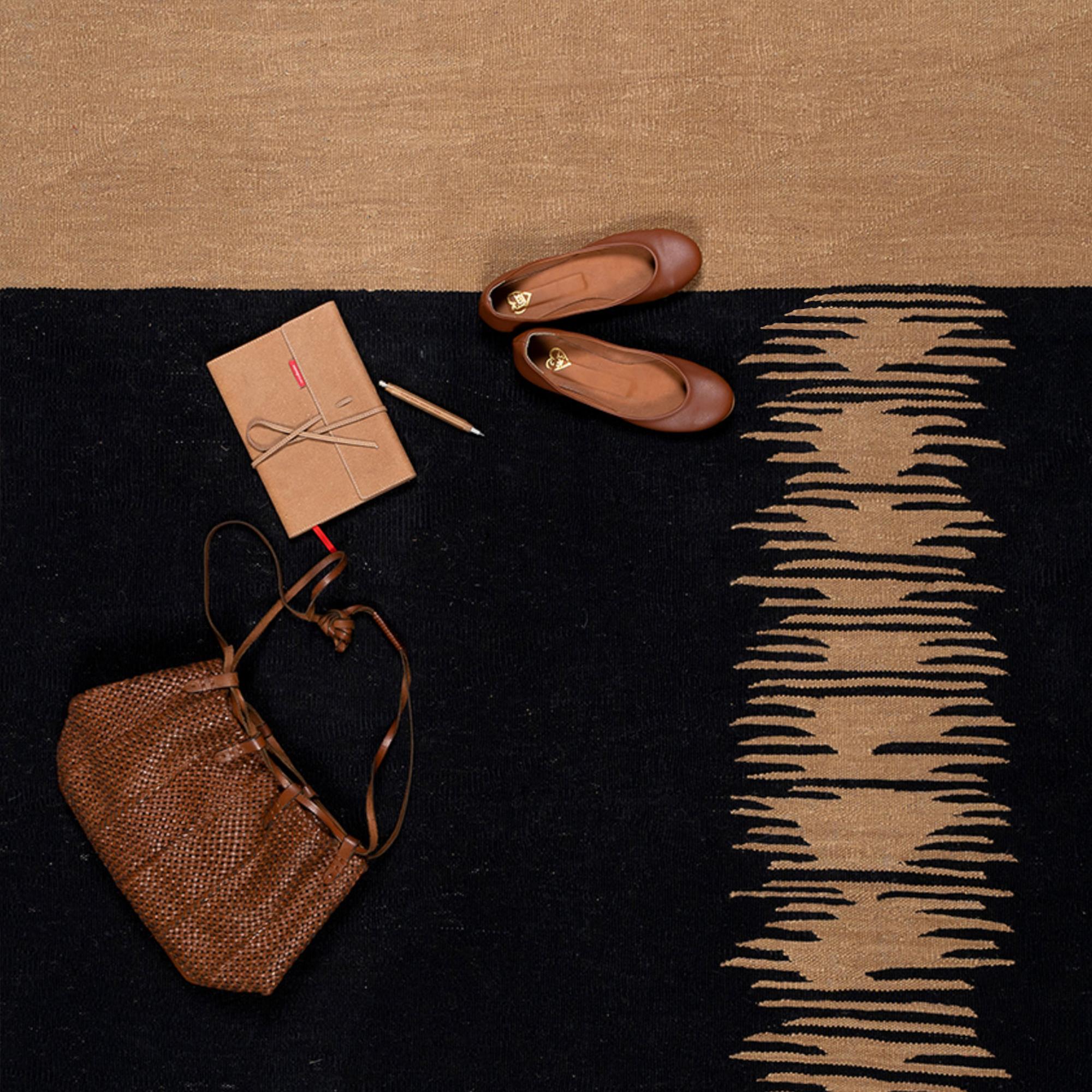 Yakamoz No 6 Zeitgenössischer Kelim-Teppich aus handgewebter Wolle, Mitternachts- und Erntegelb im Zustand „Neu“ im Angebot in Istanbul, TR