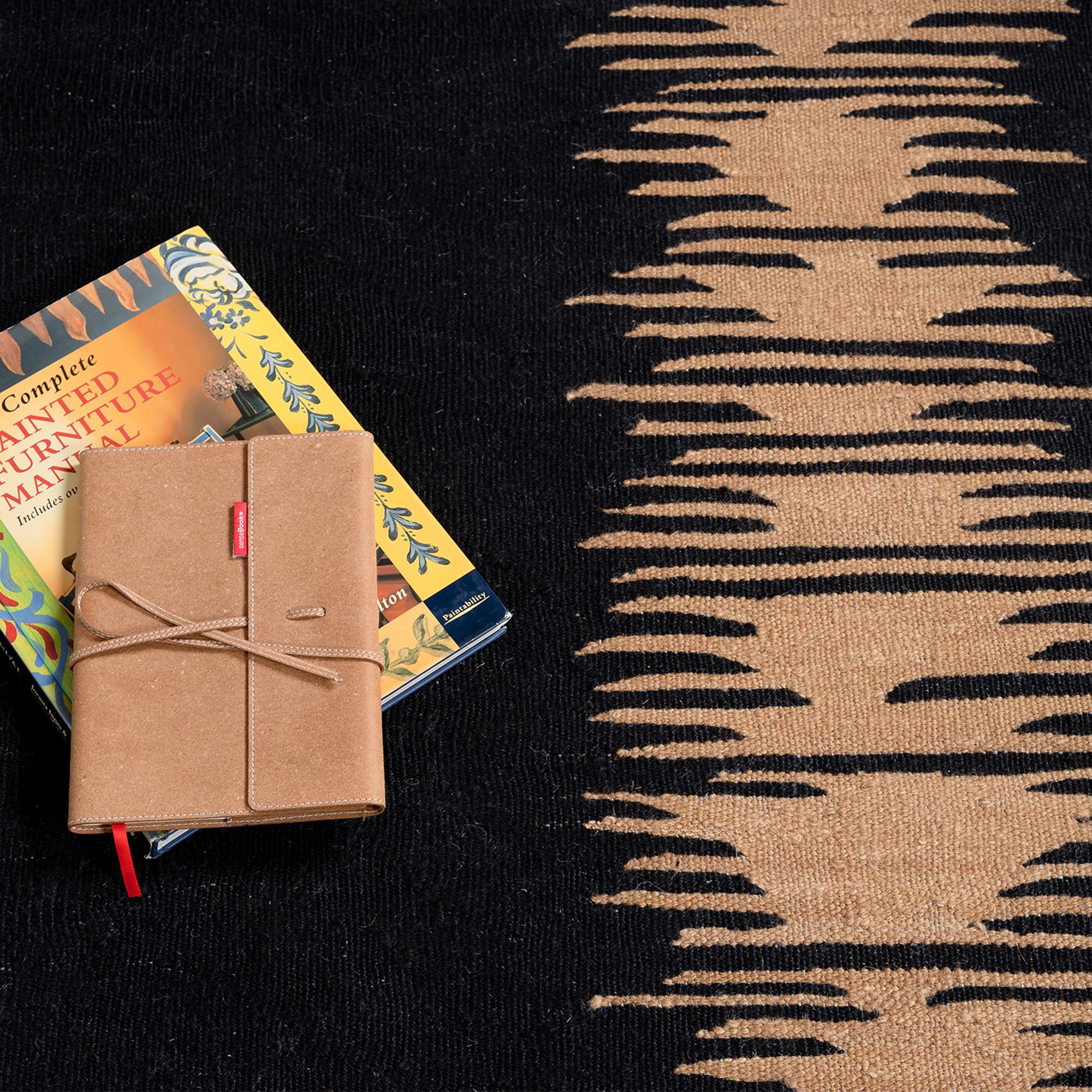 Yakamoz No 6 Zeitgenössischer Kelim-Teppich aus handgewebter Wolle, Mitternachts- und Erntegelb (21. Jahrhundert und zeitgenössisch) im Angebot
