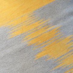 Yakamoz No 6 Contemporary Kilim Rug Wool Handwoven Earthy Gray and Yellow (tapis Kilim contemporain en laine tissé à la main gris et jaune)