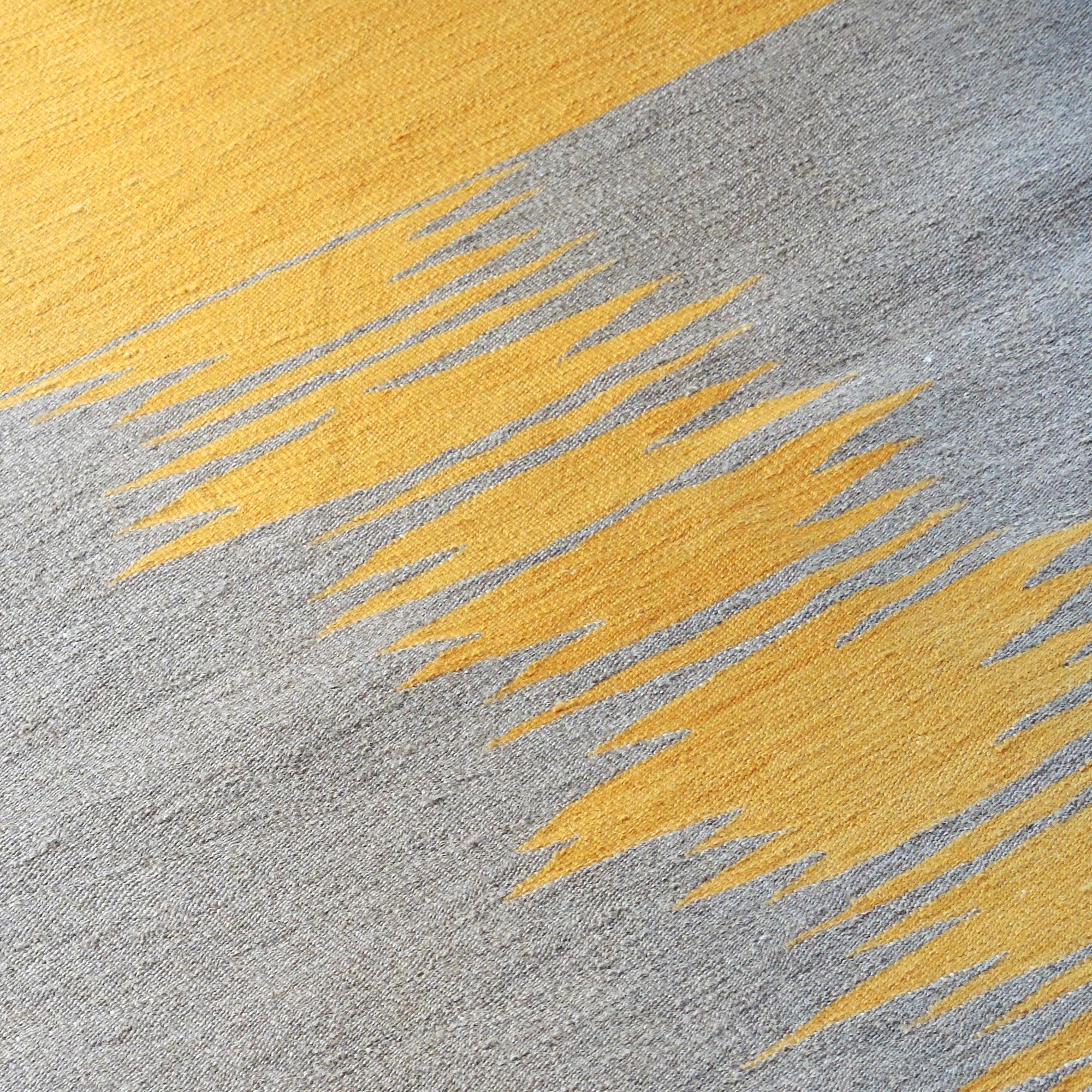 Der Kelimteppich Yakamoz No 6 gehört zu einer Serie von Kelims, die von der Poesie der Lichtreflexe auf der Meeresoberfläche inspiriert sind. Die abstrakten Muster, die an wechselnde Farbübergänge durch reflektiertes Licht erinnern, werden von