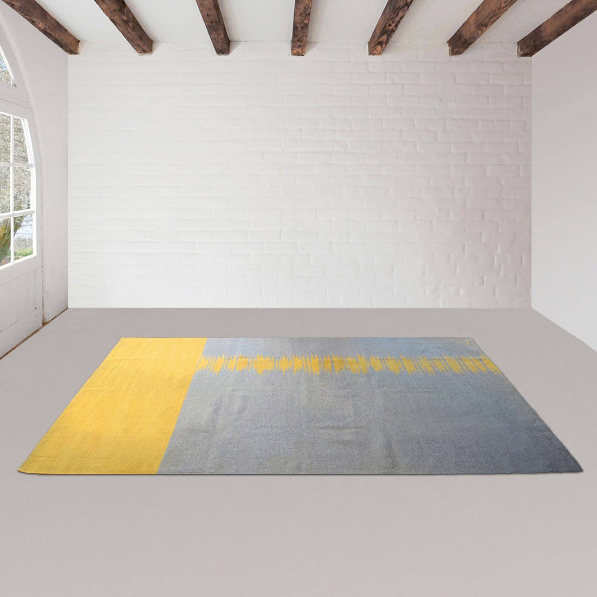 Yakamoz No 6 Zeitgenössischer moderner Kelim-Teppich aus Wolle, handgewebt in Erdgrau und Gelb (Moderne) im Angebot