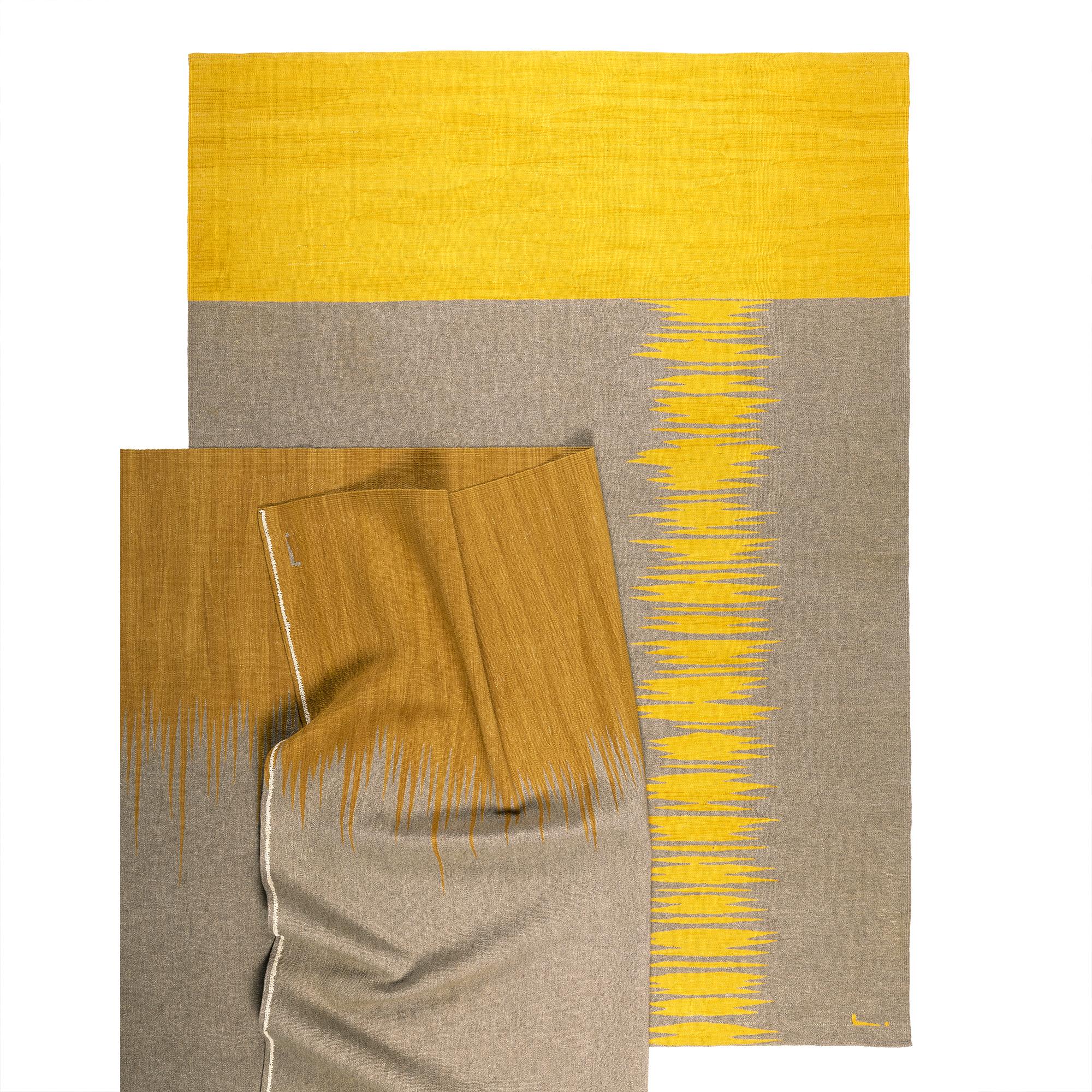 Yakamoz No 6 Zeitgenössischer moderner Kelim-Teppich aus Wolle, handgewebt in Erdgrau und Gelb (Türkisch) im Angebot