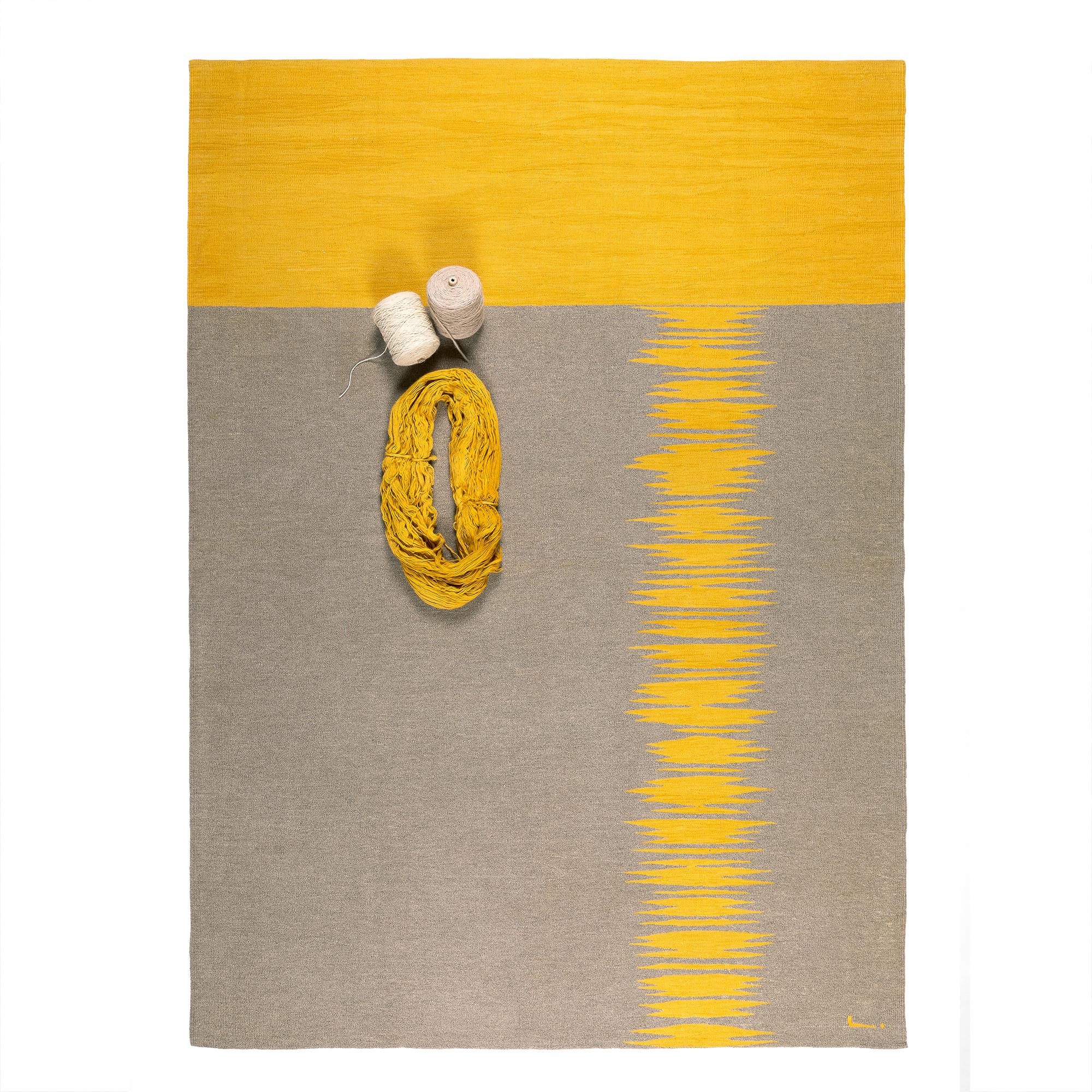 Yakamoz No 6 Zeitgenössischer moderner Kelim-Teppich aus Wolle, handgewebt in Erdgrau und Gelb (Handgewebt) im Angebot