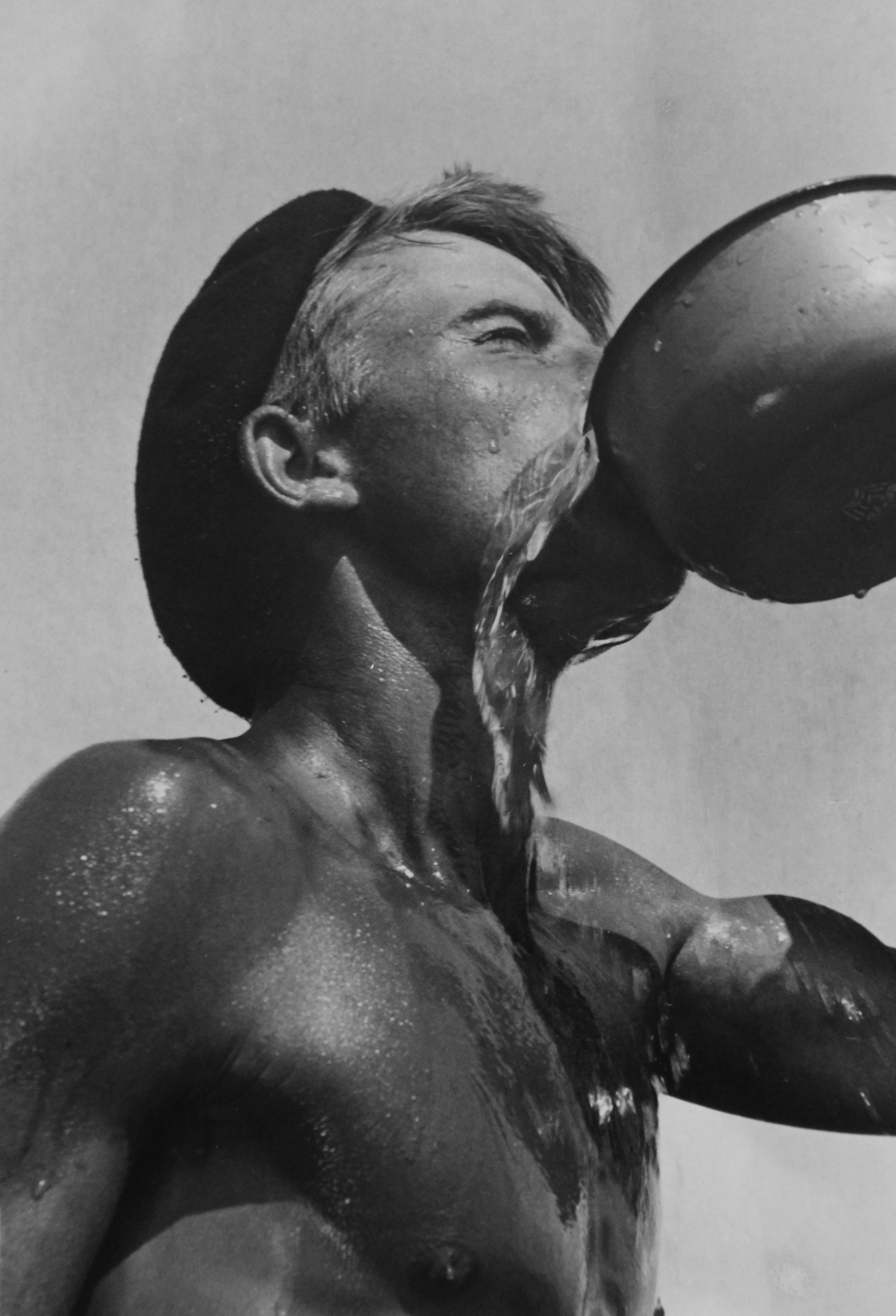 Arbeiter beim Trinken (Durst), Schwarz-Weiß-Fotografie von Yakov Khalip aus den 1950er Jahren im Angebot 2