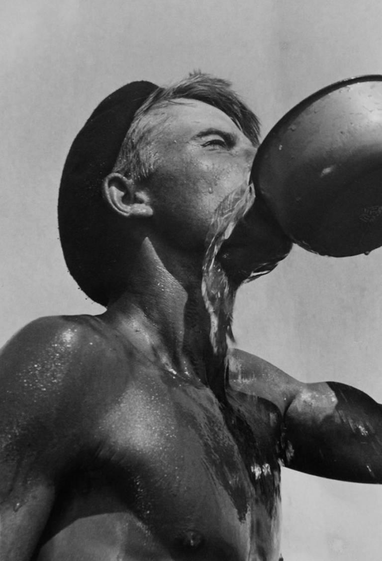 Arbeiter beim Trinken (Durst), Schwarz-Weiß-Fotografie von Yakov Khalip aus den 1950er Jahren

Arbeitertrinken (Durst)
1950

Signiert, betitelt und datiert mit Bleistift, verso

Andere verschiedene Inschriften und Stempel,