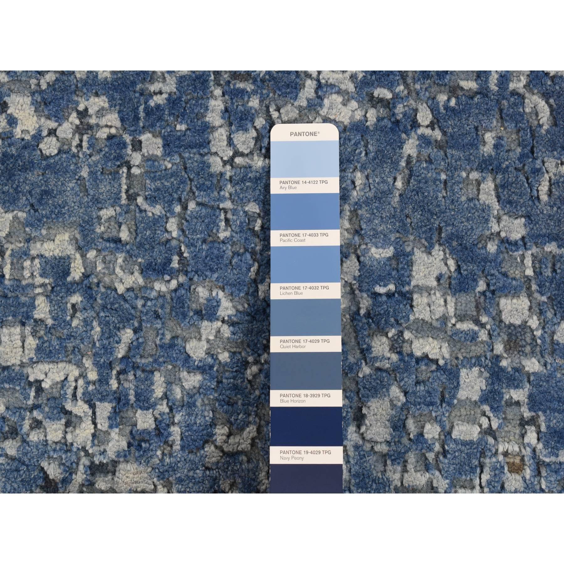 XXI secolo e contemporaneo Tappeto Yale blu in lana e seta dal design moderno a gradazione, annodato a mano, 10'0