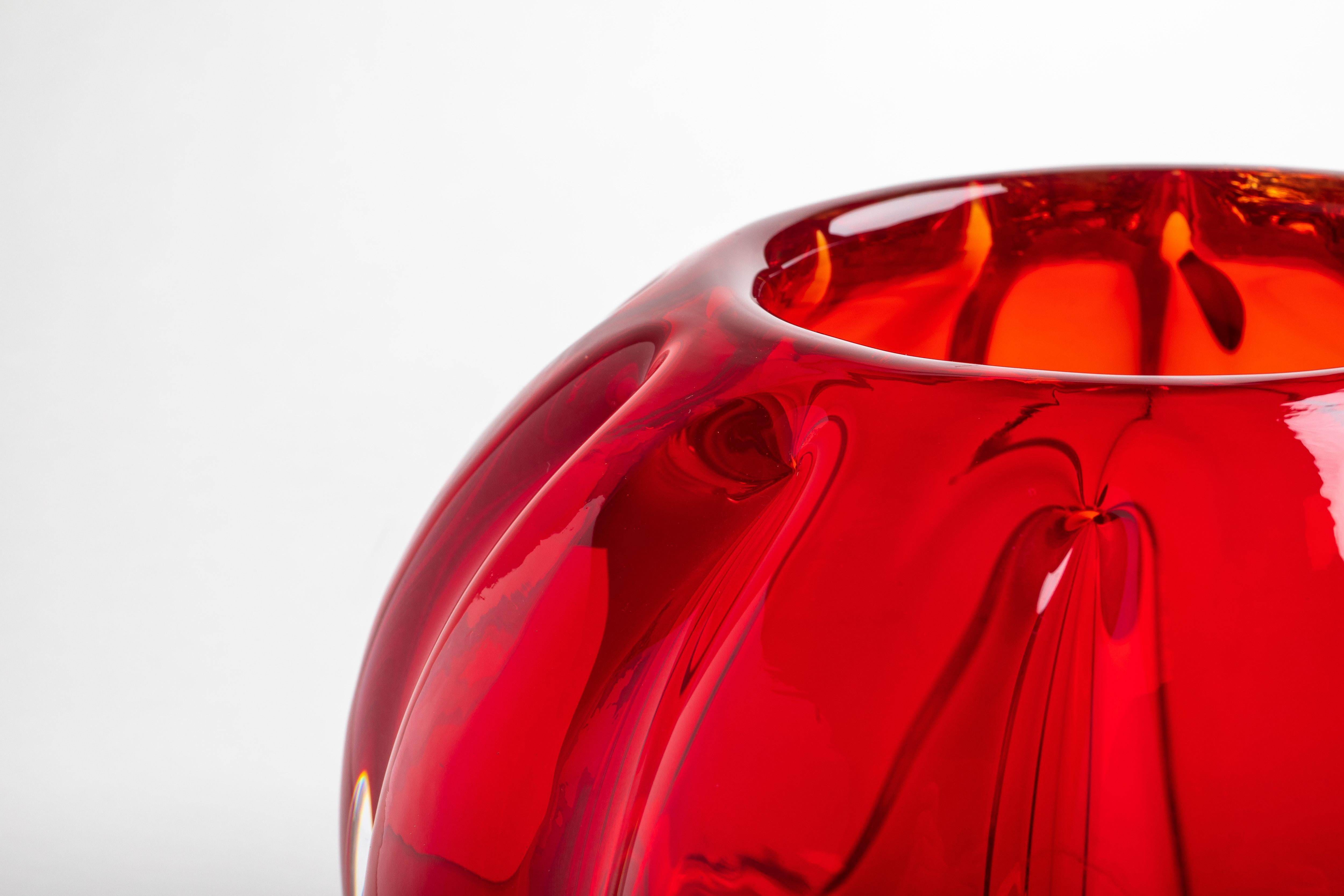 He Fiori Bolla vase is hand blown in Murano using the Costa Dritta technique which produces a ribbed
effect on the outside of the glass. Each Yali piece is handcrafted and signed. Sizes and shapes vary slightly, and subtle markings and small air