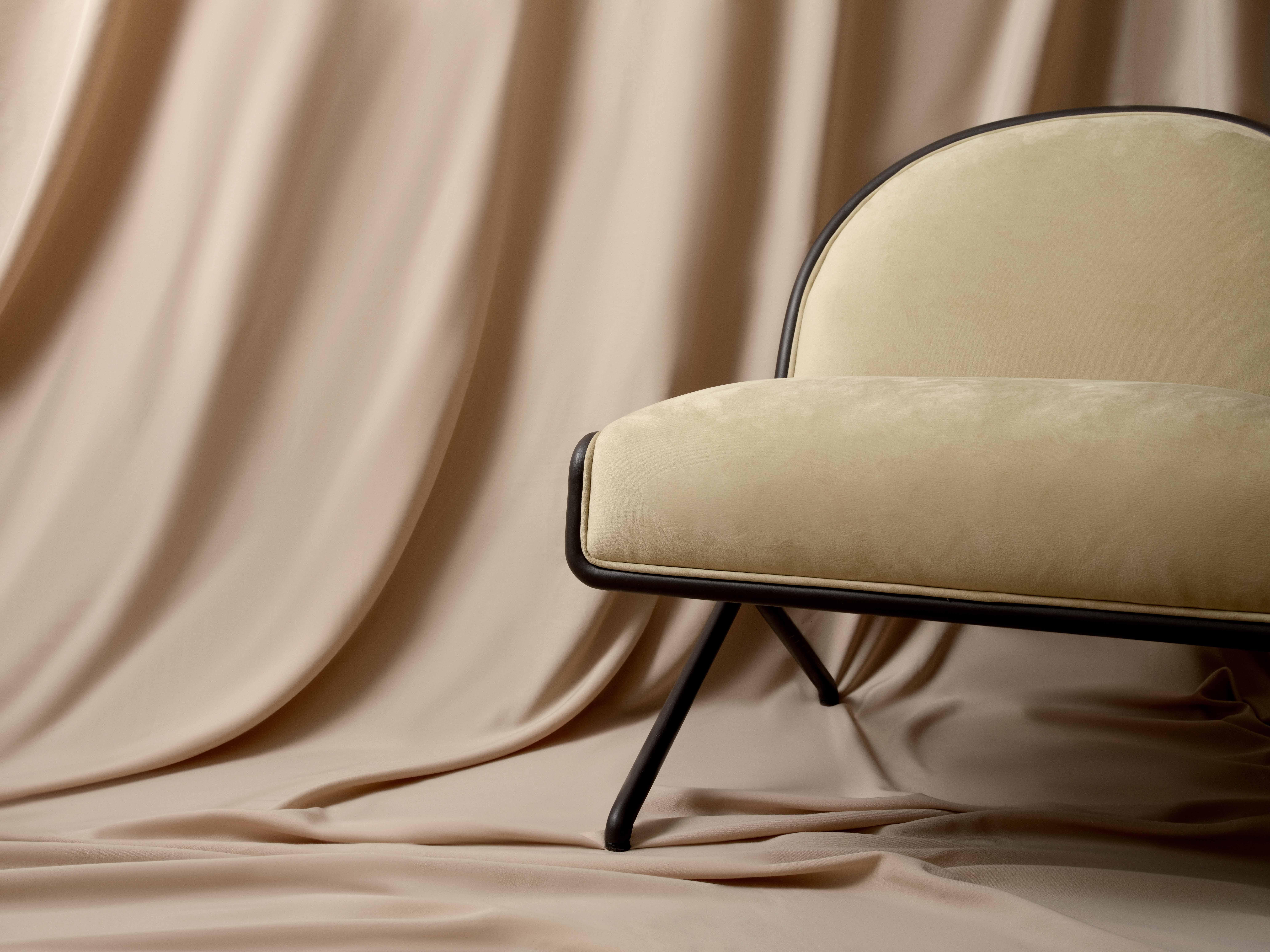 ‘Yalın Armchair’ has a perfect balance between functionality and design. Delicate feet resembling a flamingo and ergonomic design combine to bring the product to life.