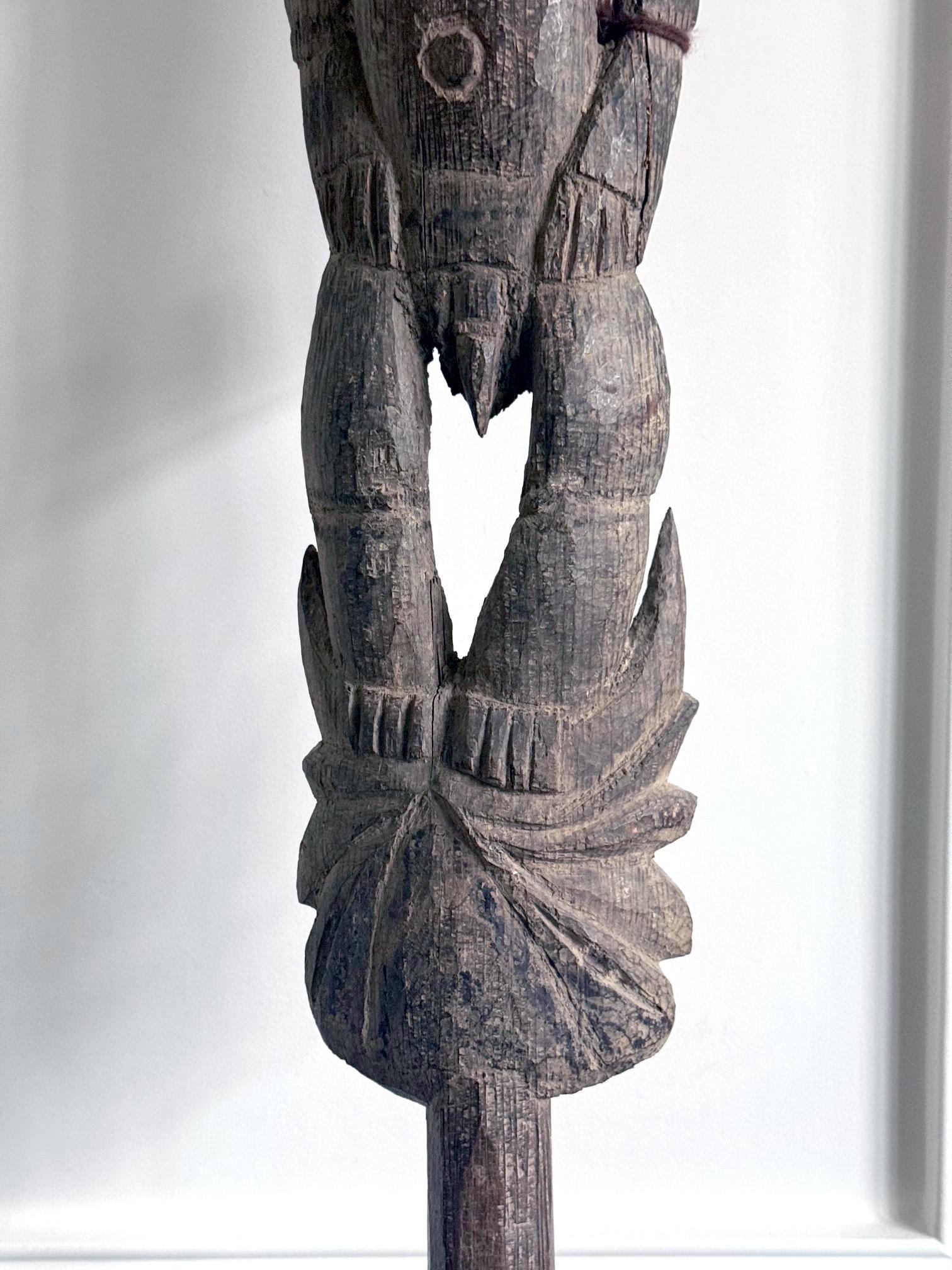 Intagliato a mano Yam Ceremonial Digging Stick with Carving Papua New Guinea in vendita