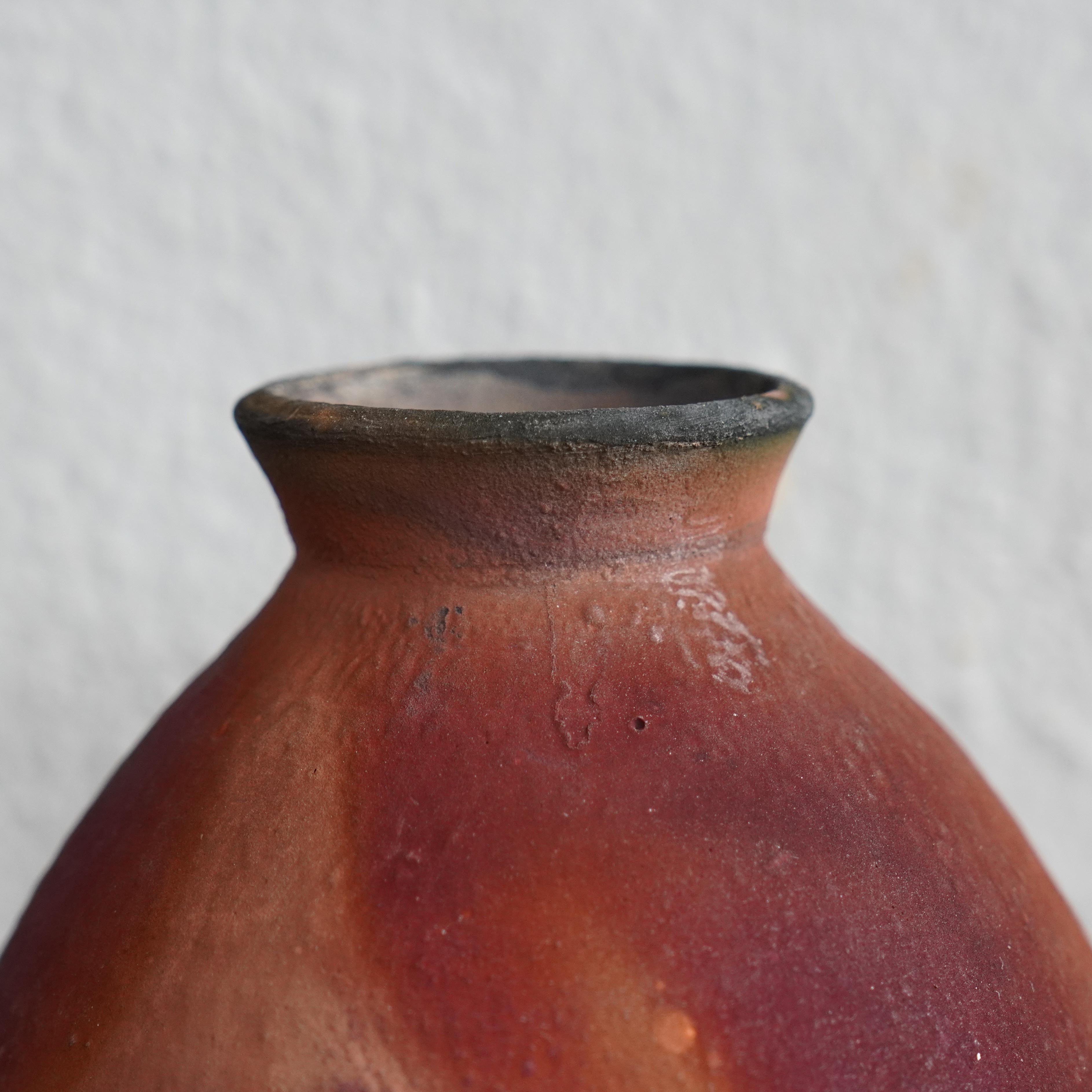 Yama ( 山 ) ~ (n) mountain

Our Yama vase has a wide bottom, tapered at the top with a narrow mouth – almost like a conical flask. Its shape also looks like a little mountain, hence its name.

This vase would be perfect for a rustic interior space