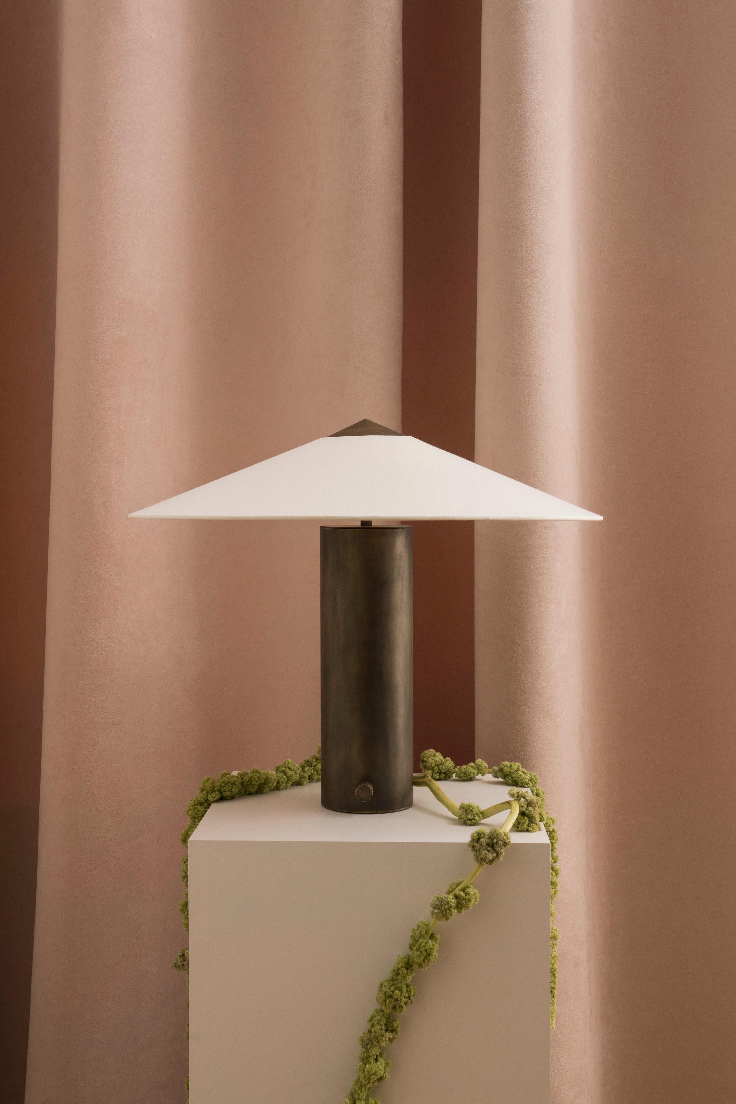 Tischlampe, klein aus Messing mit gealterter Patina und Leinenschirm (Moderne)