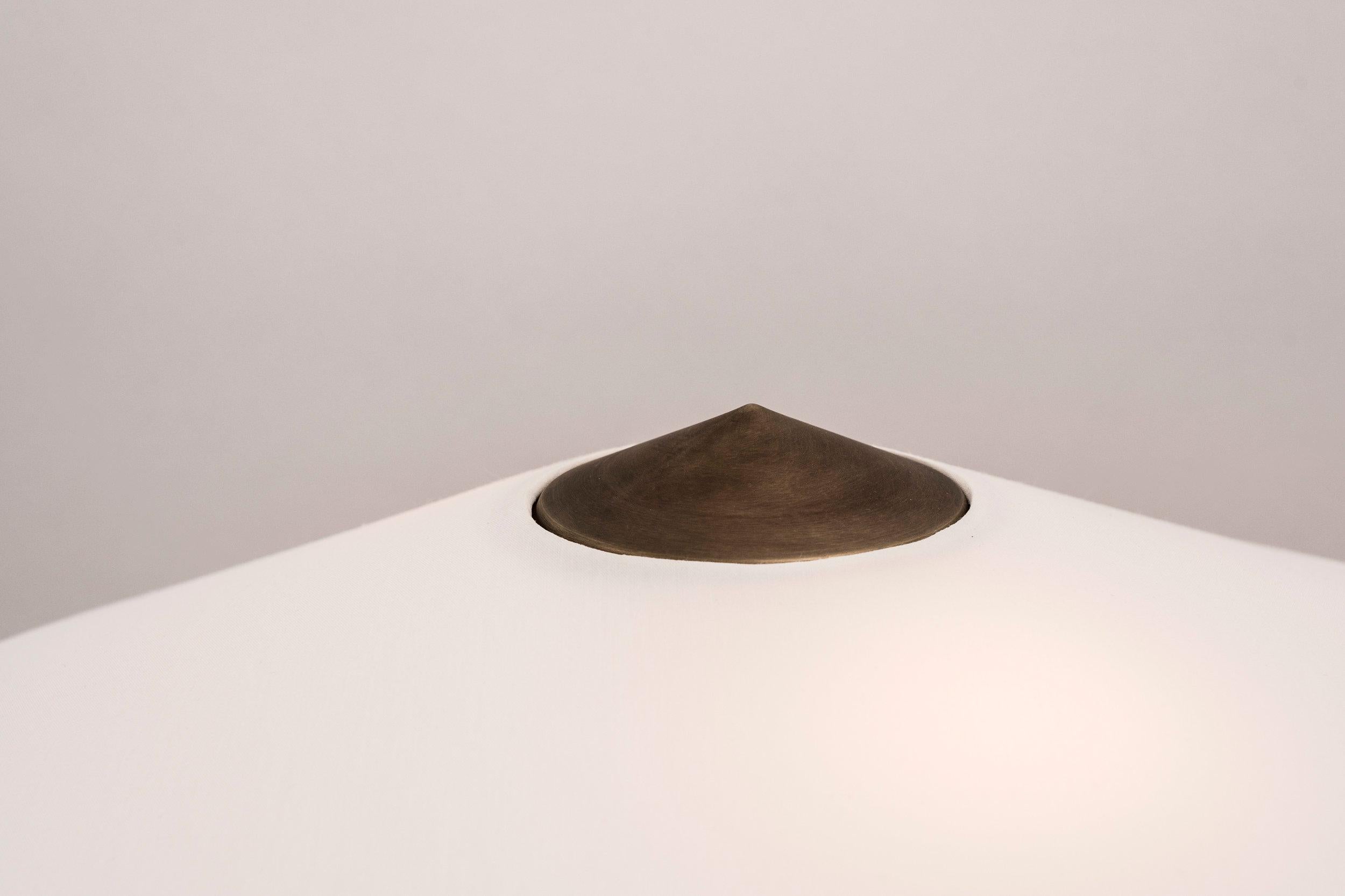 Tischlampe, klein aus Messing mit gealterter Patina und Leinenschirm (21. Jahrhundert und zeitgenössisch)