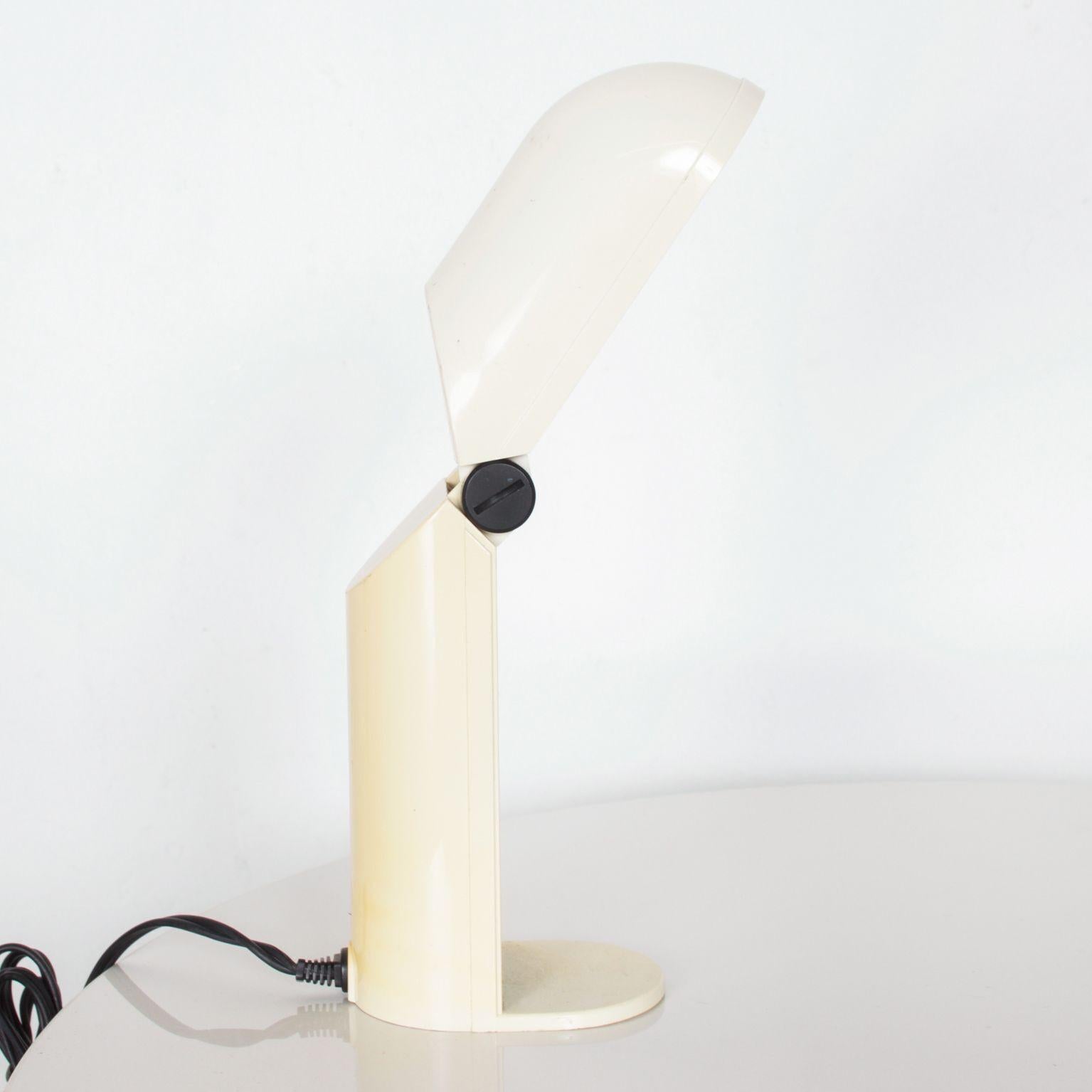 For your pleasure: By Yamada Shomei modular Manon table desk lamp, the 1970s

Mid-Century Modern foldable modular design Japanese desk lamp.

The light turns on and off by moving the diffuser. By opening the diffuser, the light will turn on and by