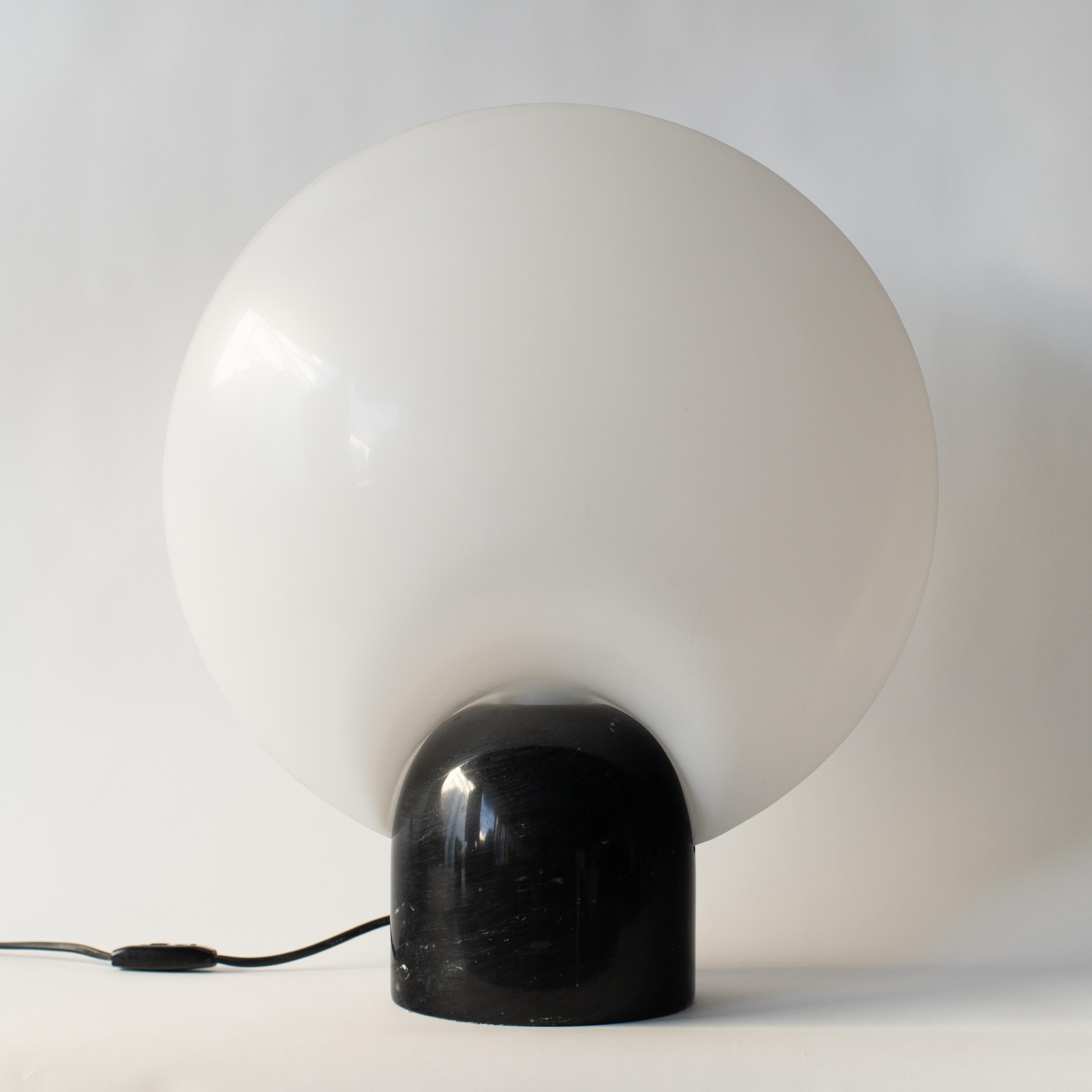 Lampe de table Conchiglia conçue par Yoshiyuki Hara pour Yamagiwa.
La base est en marbre noir, avec deux abat-jour blancs en plastique. 
E27 100W. 100-240V.
 