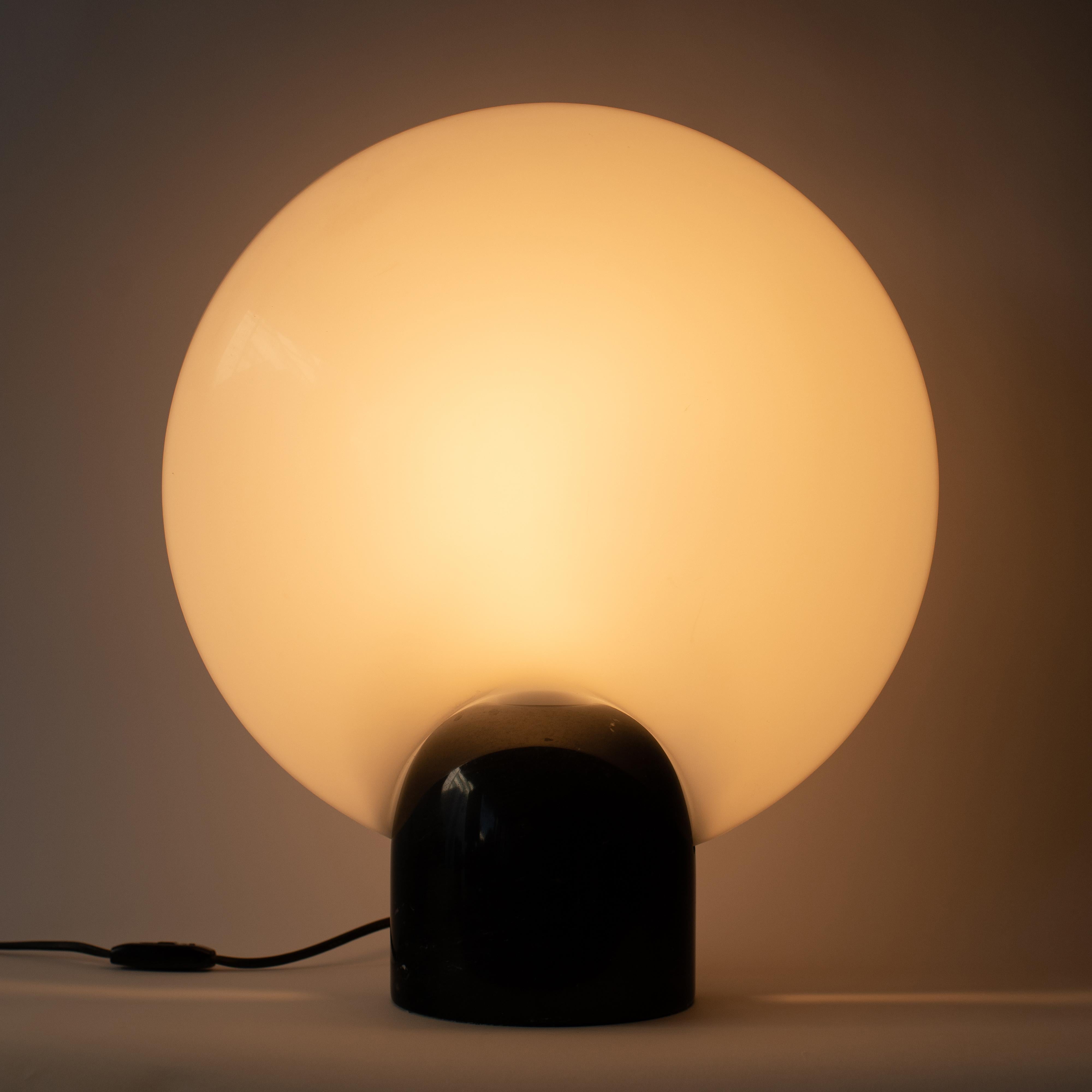 Lampe mit schwarzem Marmorsockel von Yamagiwa Conchiglia (Moderne der Mitte des Jahrhunderts) im Angebot