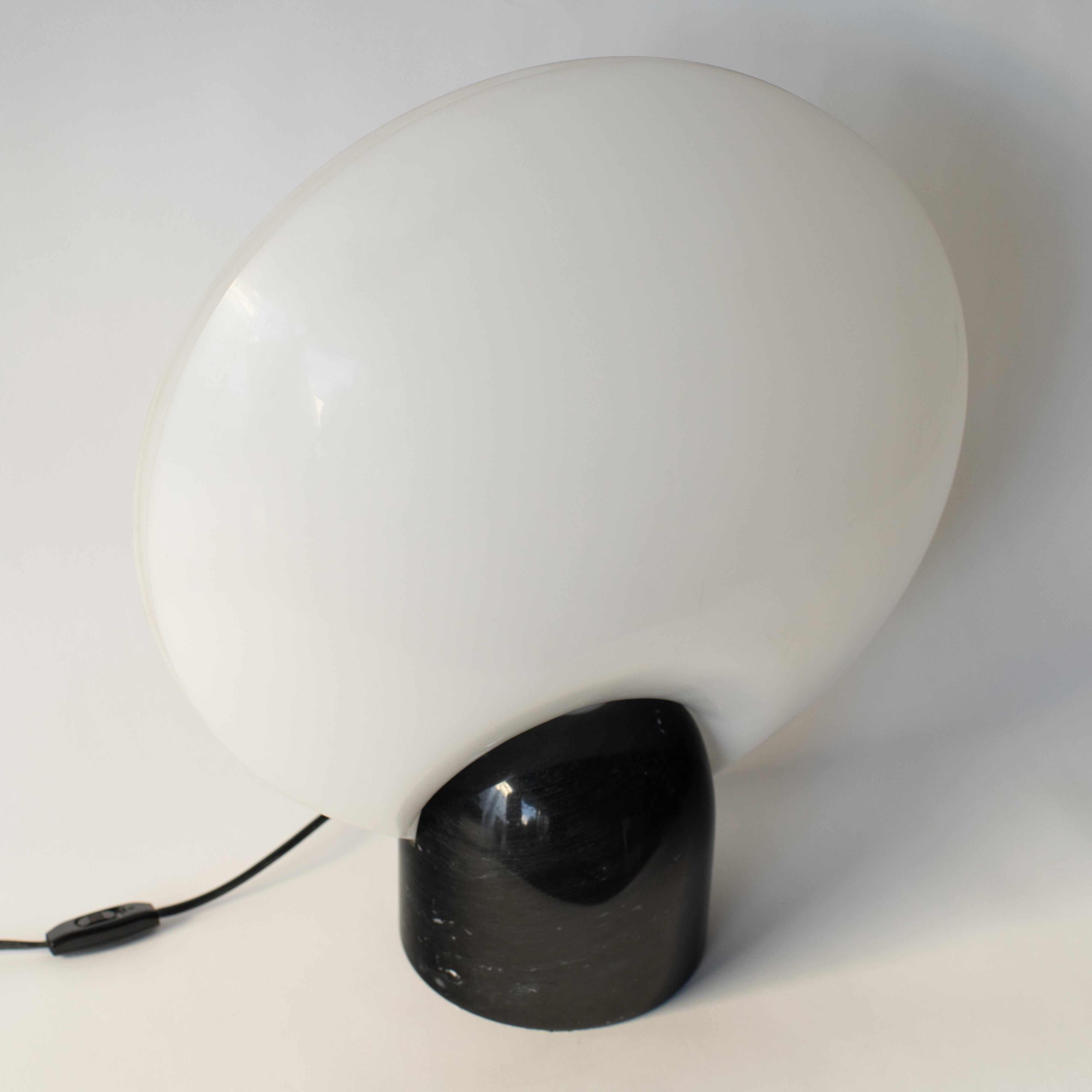Acrylique Yamagiwa Conchiglia lampe à base en marbre noir en vente