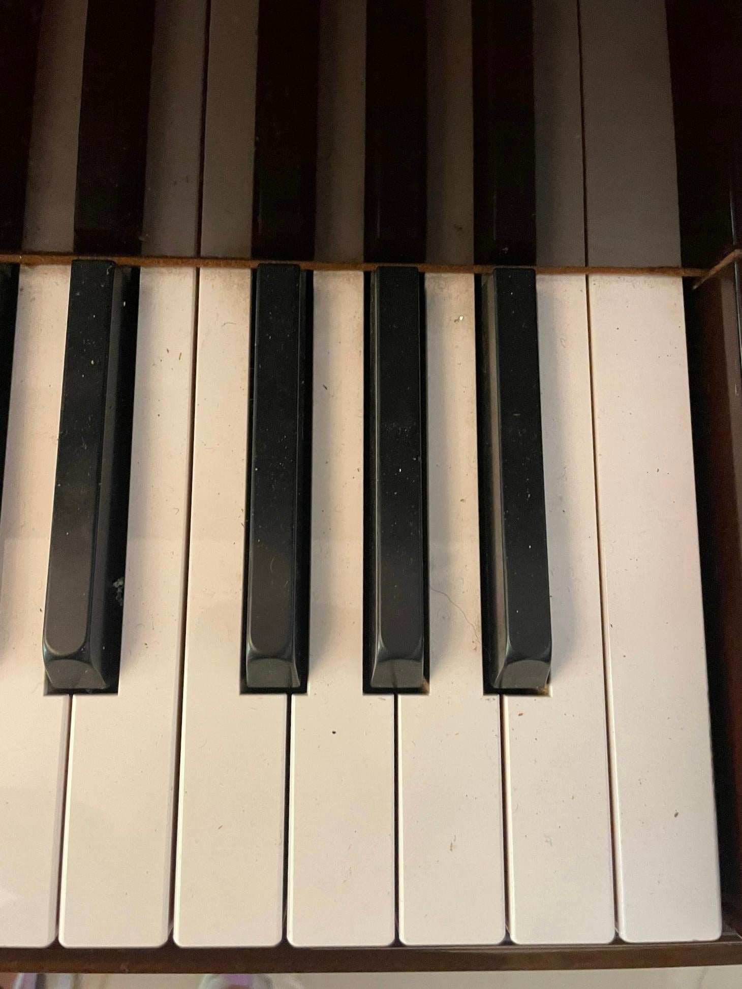 Piano Yamaha Baby Grand Quality en acajou en vente 10