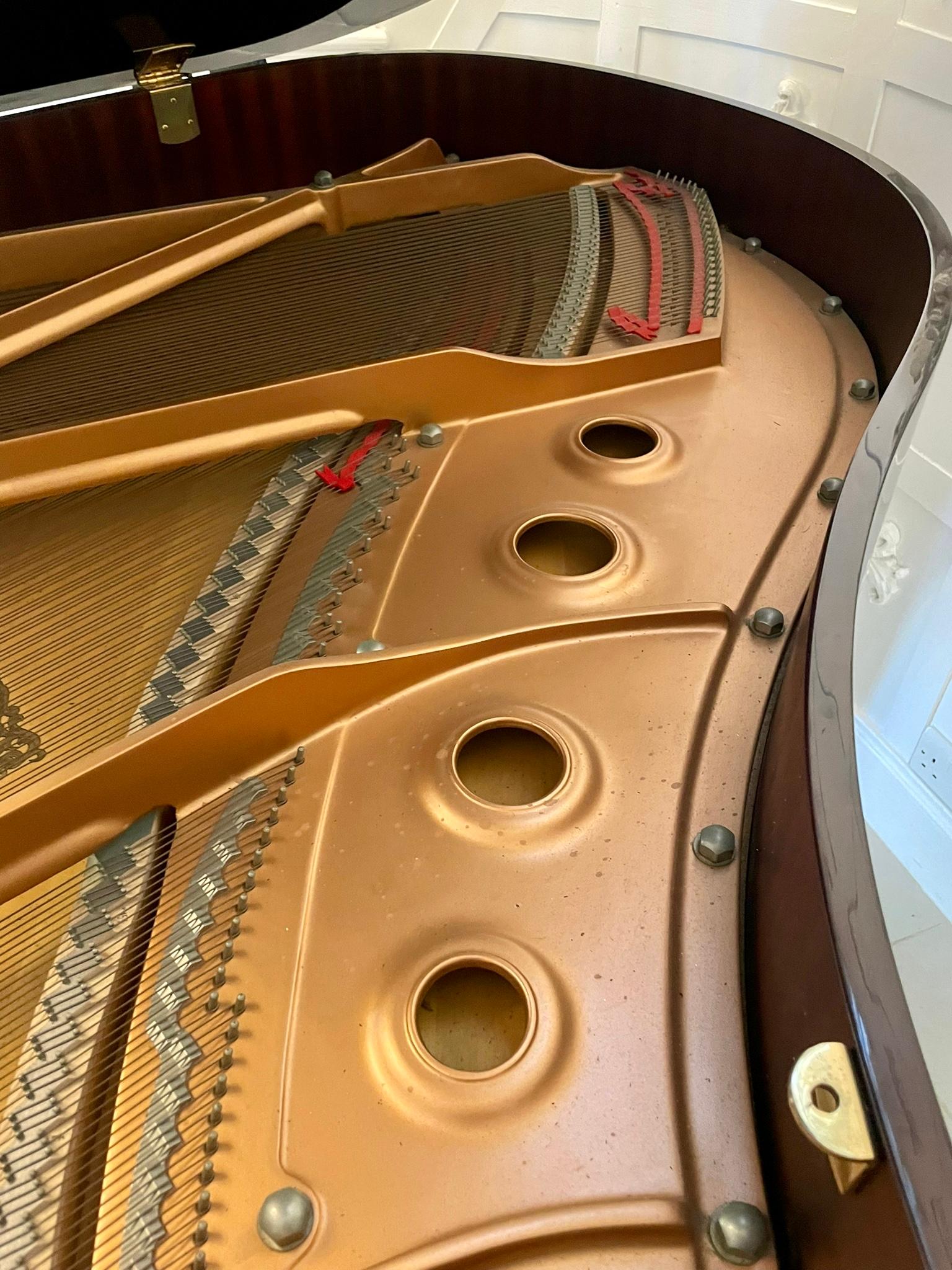 Piano de caoba de calidad Yamaha Baby Grand Modelo C2 en venta 12