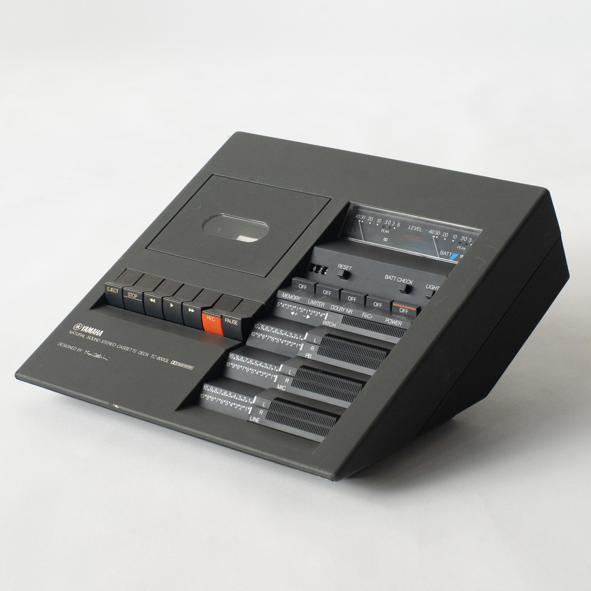 Platine à cassettes Yamaha conçue par Mario Bellini en 1974. Fonctionne avec 100V ou DC12V.
Matériel audio historique faisant partie de la collection permanente du MOMA. 
Le corps incliné est doté d'un panneau de commande comprenant le réglage de