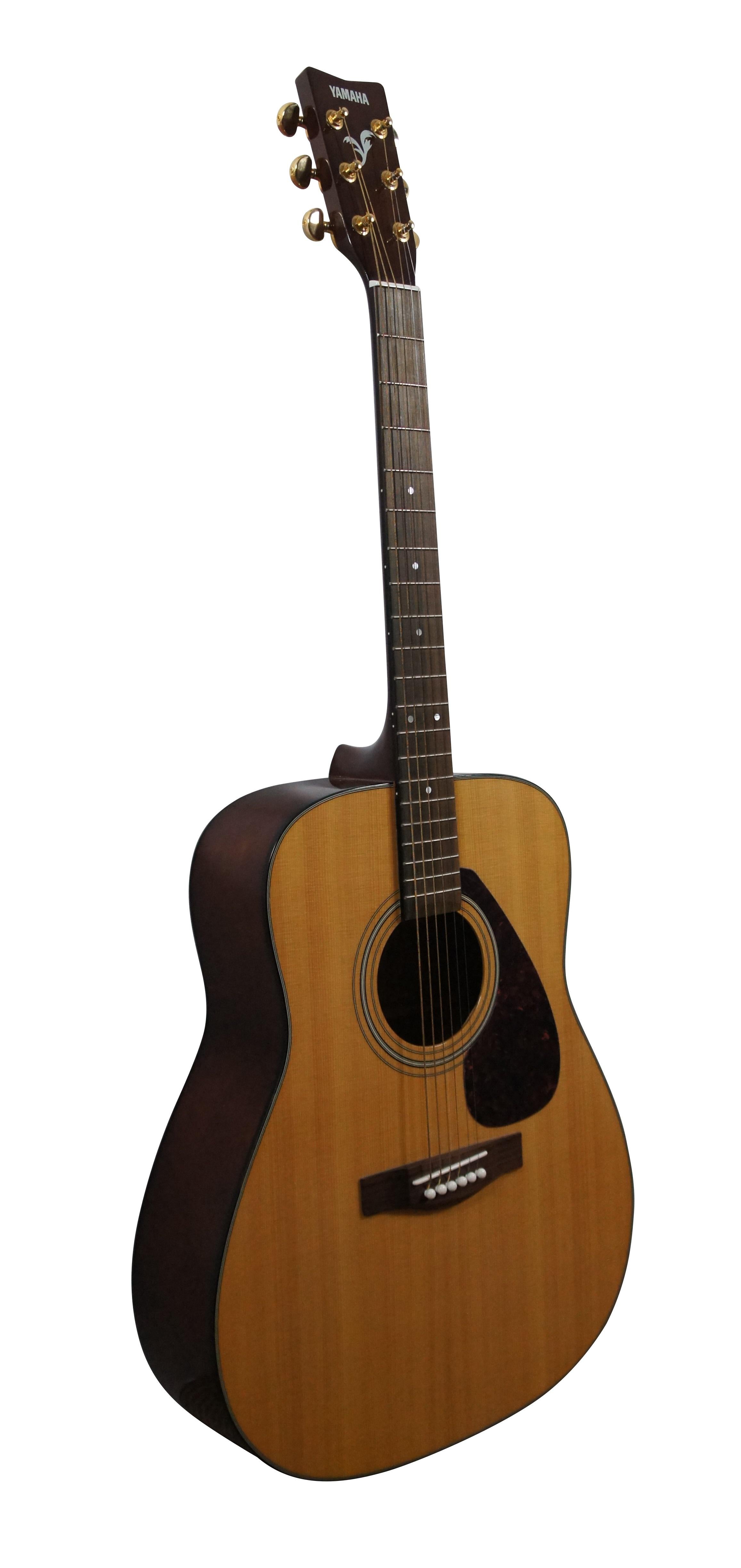 Guitare acoustique Yamaha F-335 - QLM284228. Comprend un étui souple noir, un paquet non ouvert de cordes de guitare acoustique Martin SP - Phosphor Bronze Medium, un accordeur Korg GA-30 pour guitare et basse (fonctionnant sur piles) avec un livret