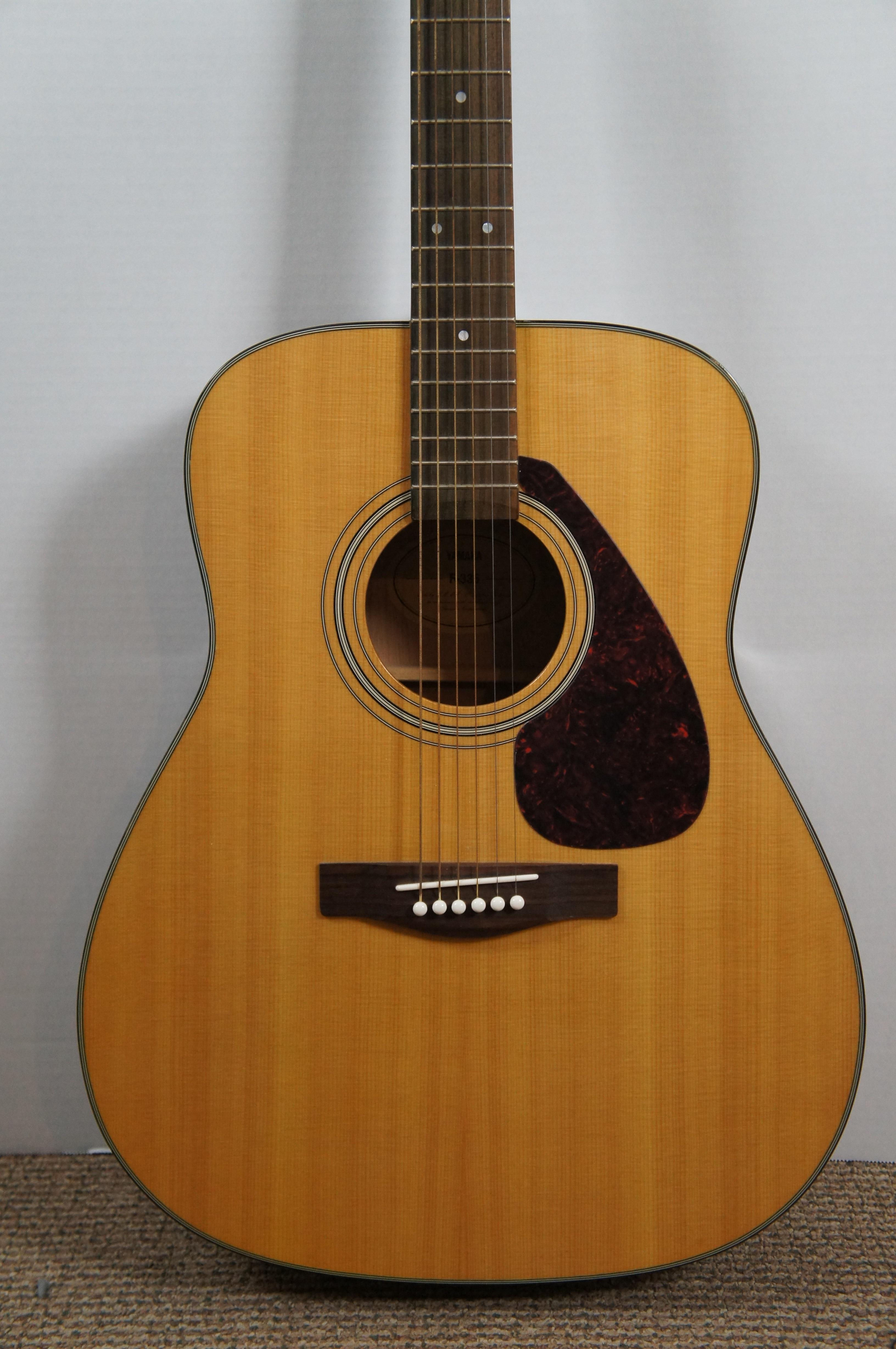 Yamaha F335 Acoustic Guitar w Tuner Strings & Soft Shell Case  In Good Condition For Sale In Dayton, OH
