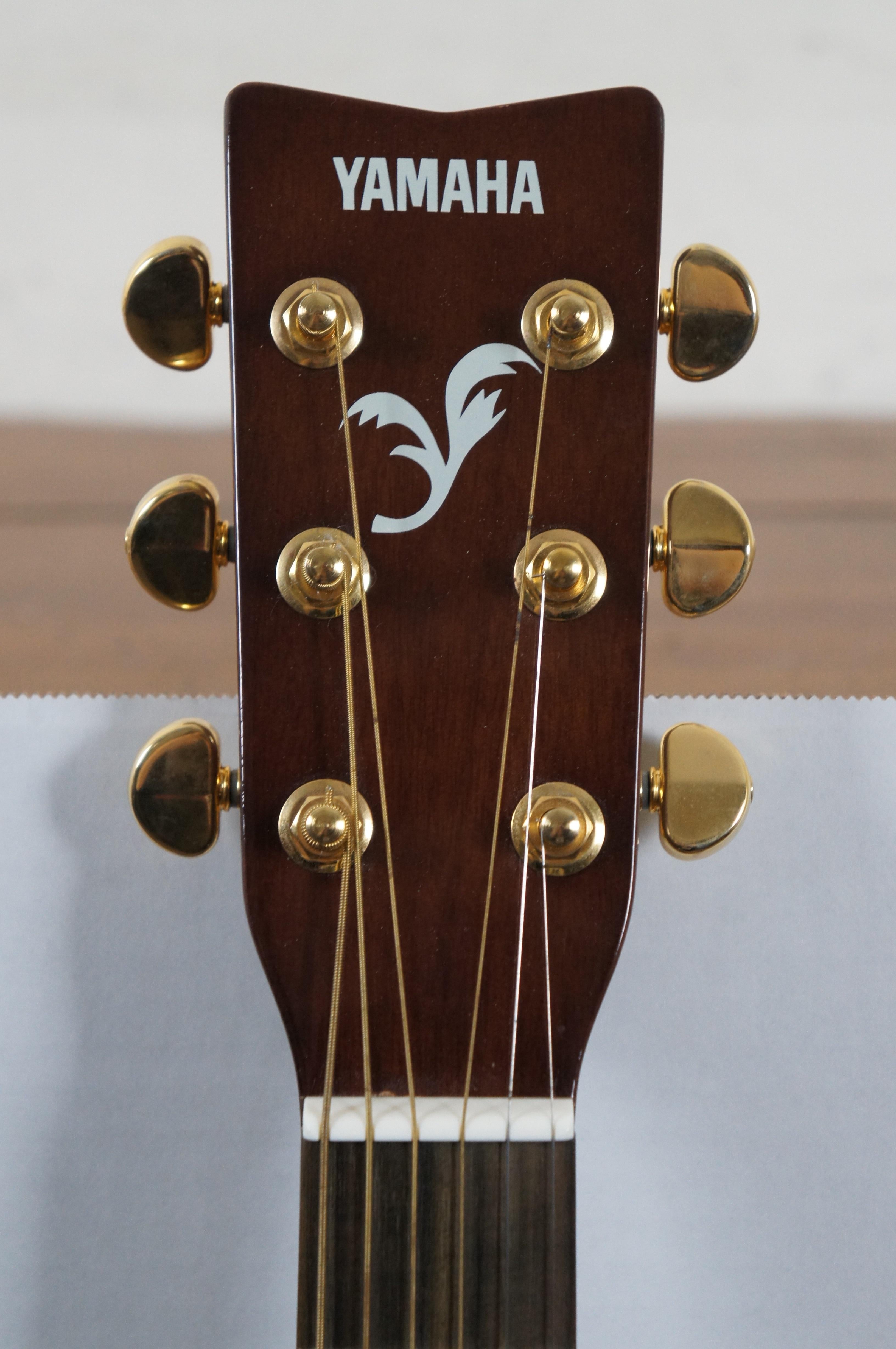 20ième siècle Guitare à bascule Yamaha F335 avec cordes et étui à coquillages doux  en vente