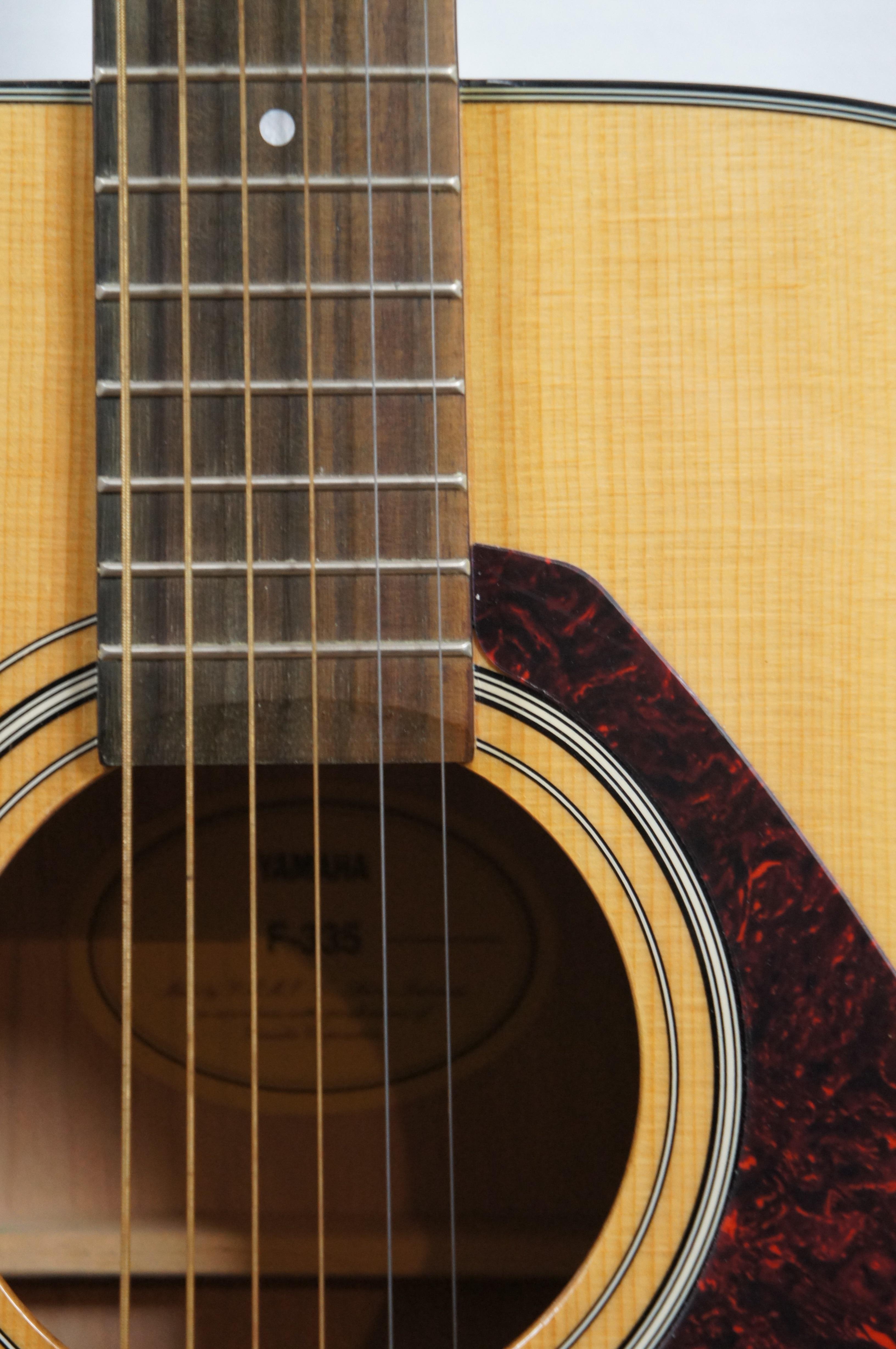 Bois de feuillus Guitare à bascule Yamaha F335 avec cordes et étui à coquillages doux  en vente