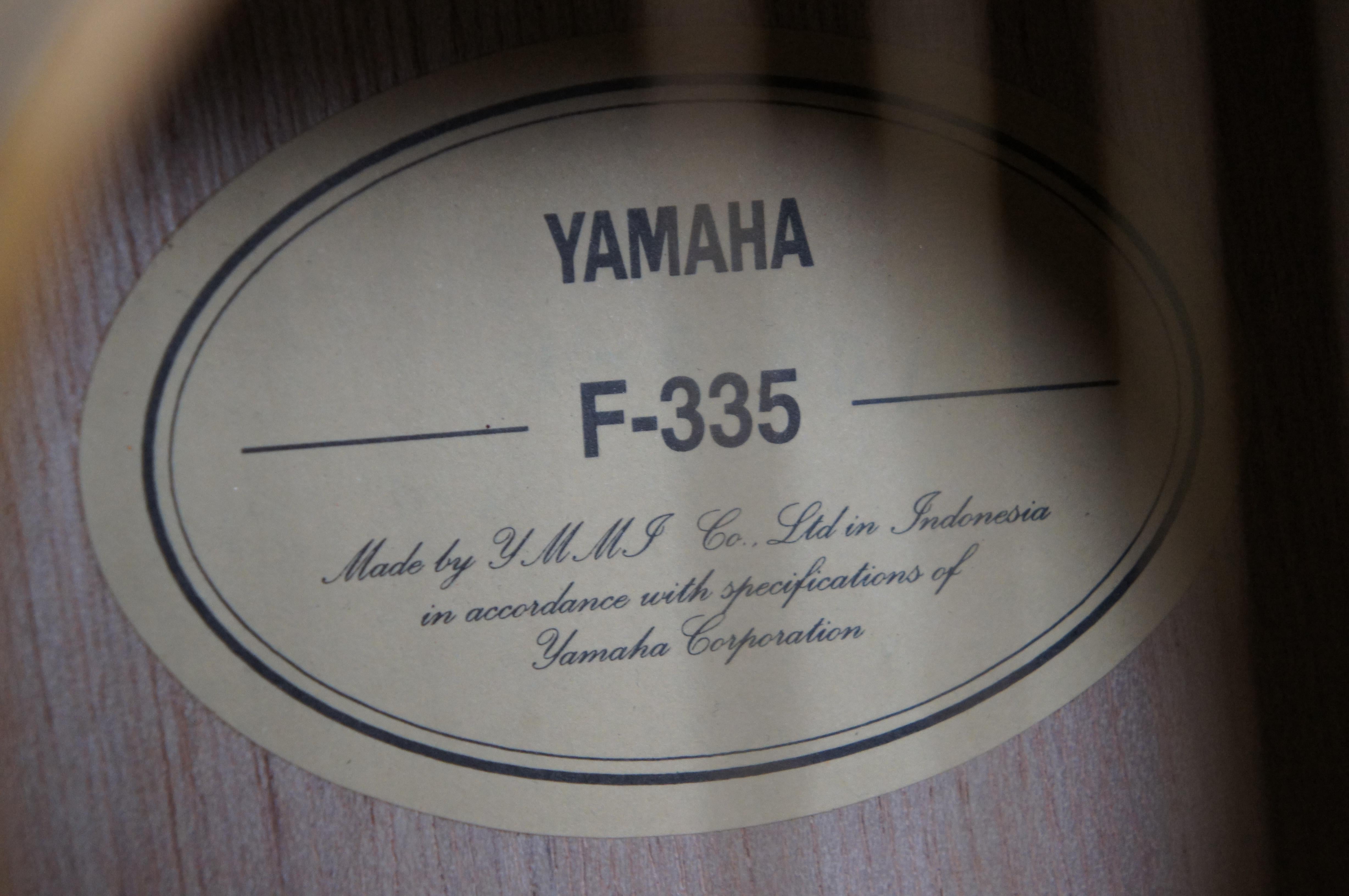 Guitare à bascule Yamaha F335 avec cordes et étui à coquillages doux  en vente 1