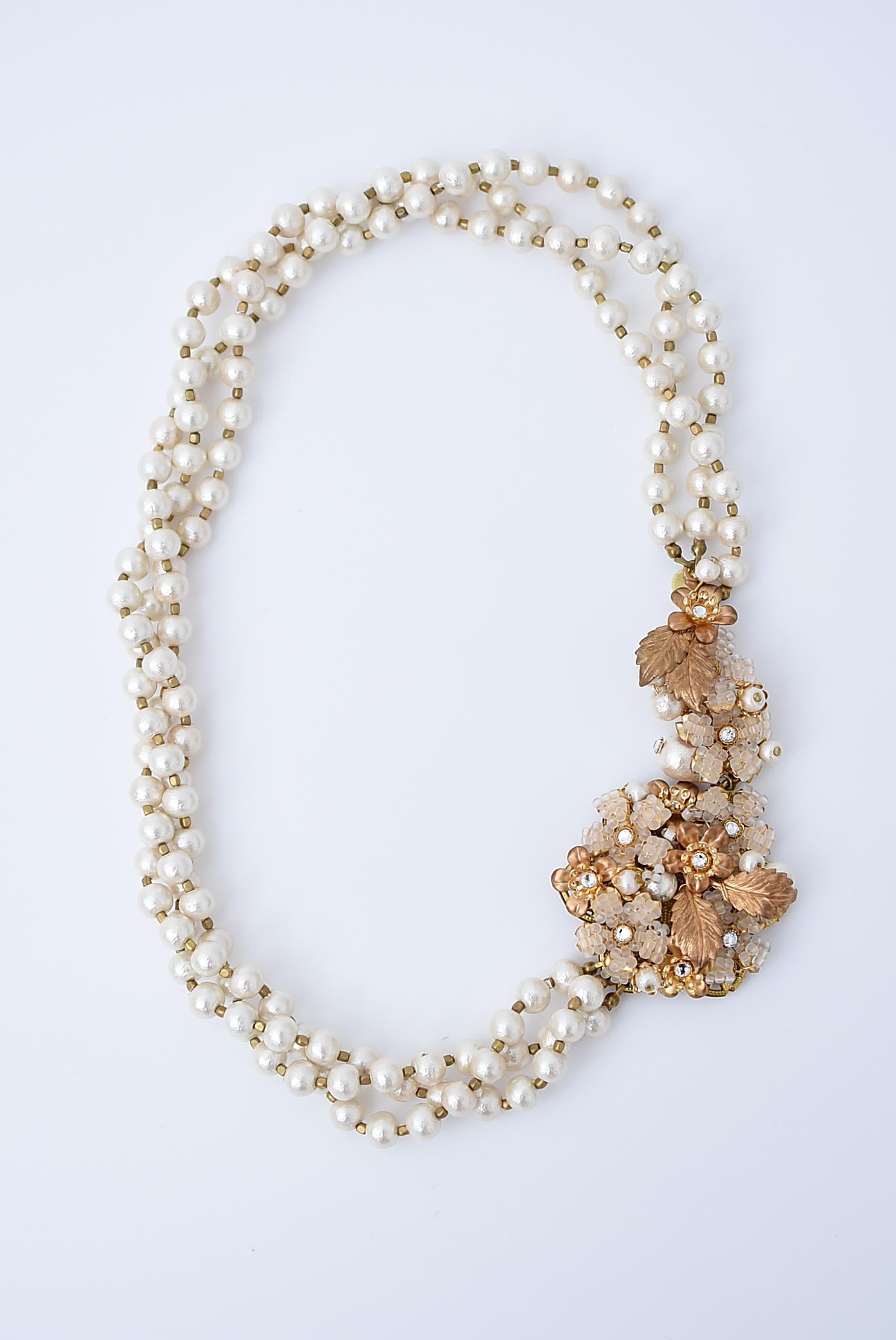 material:1970’s American vintage parts,glass beads,brass,cotton pearl,wood pearl,magnet,swarovski
size:around 49cm

The yamasakura motif is so gorgeous!
You can use 2way (short necklace and long necklace).
The magnet type makes it easy and clean to