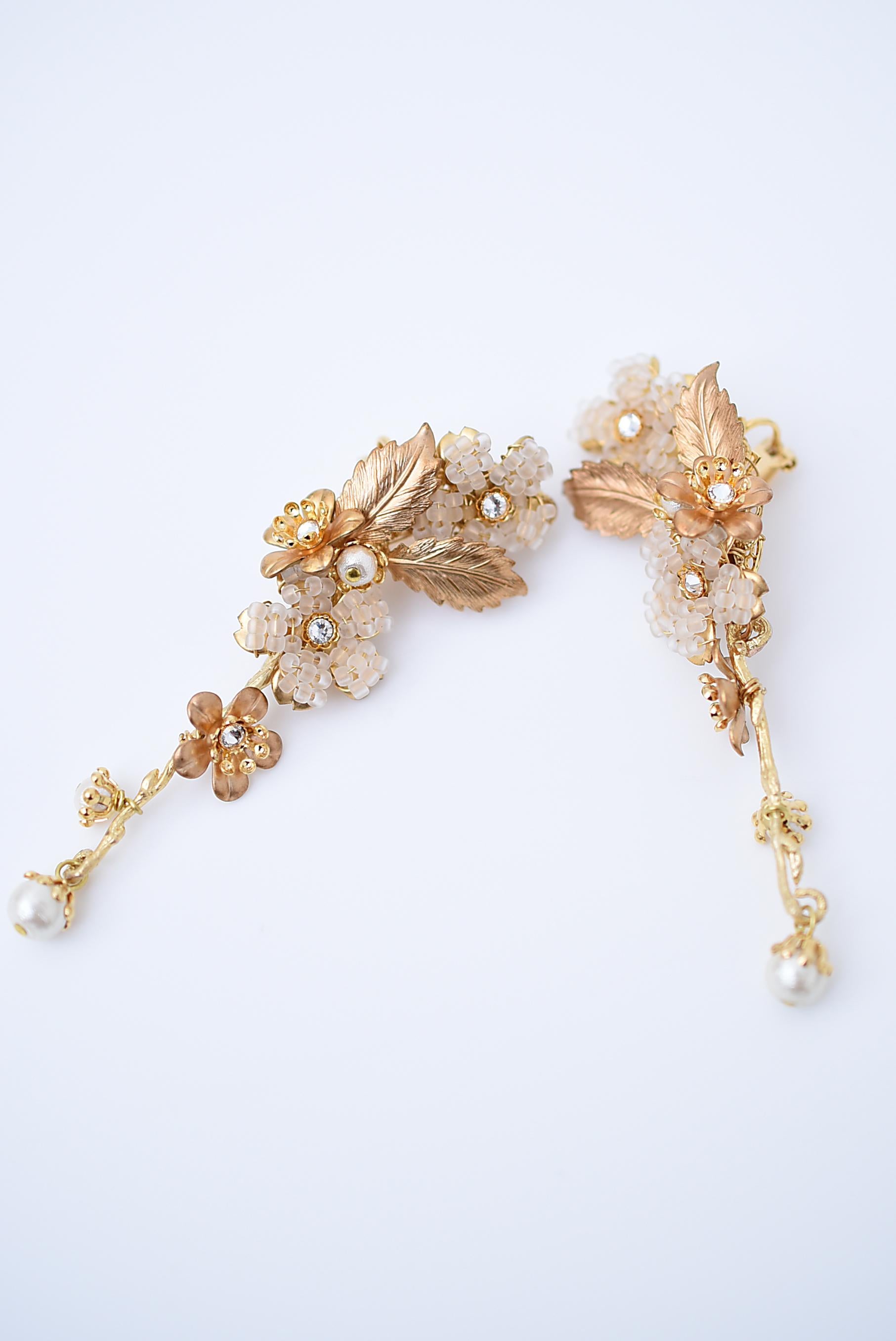 material:1970’s American vintage parts,glass beads,brass,cotton pearl,wood pearl,swarovski
size:length 6cm

Since it is a clip type, it is less likely to hurt your ears.
The cherry blossoms are snugly attached from halfway down your ear, and the