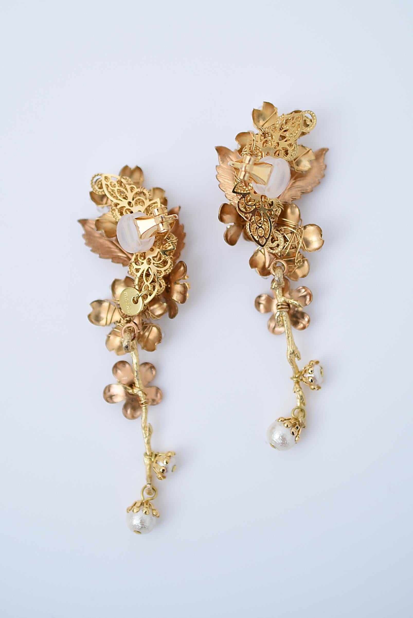 Bead yamasakura ear clip / vintage jewelry , vintage beads, vintage earring For Sale