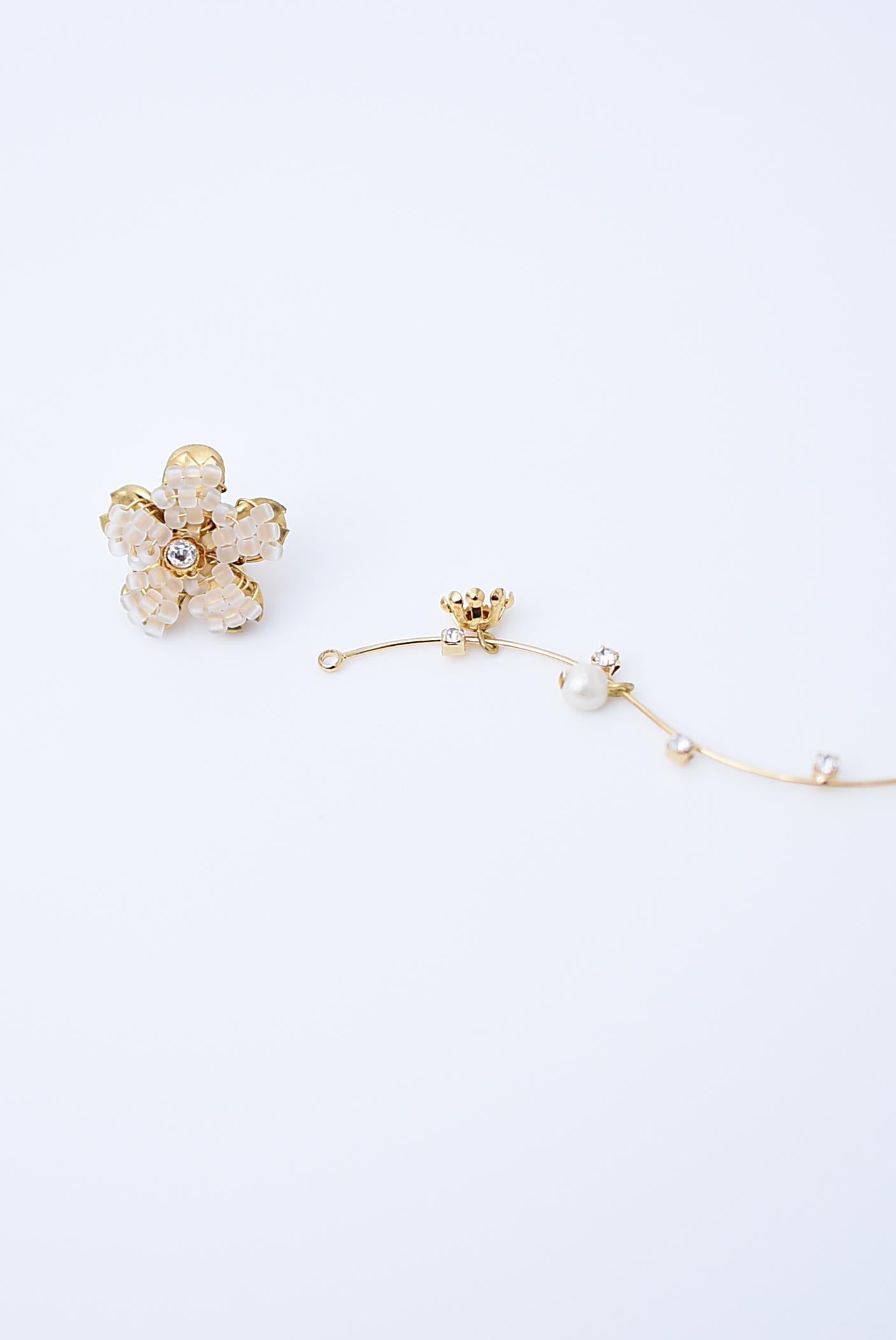 Women's yamasakura line earring / vintage jewelry , vintage beads, vintage earring For Sale