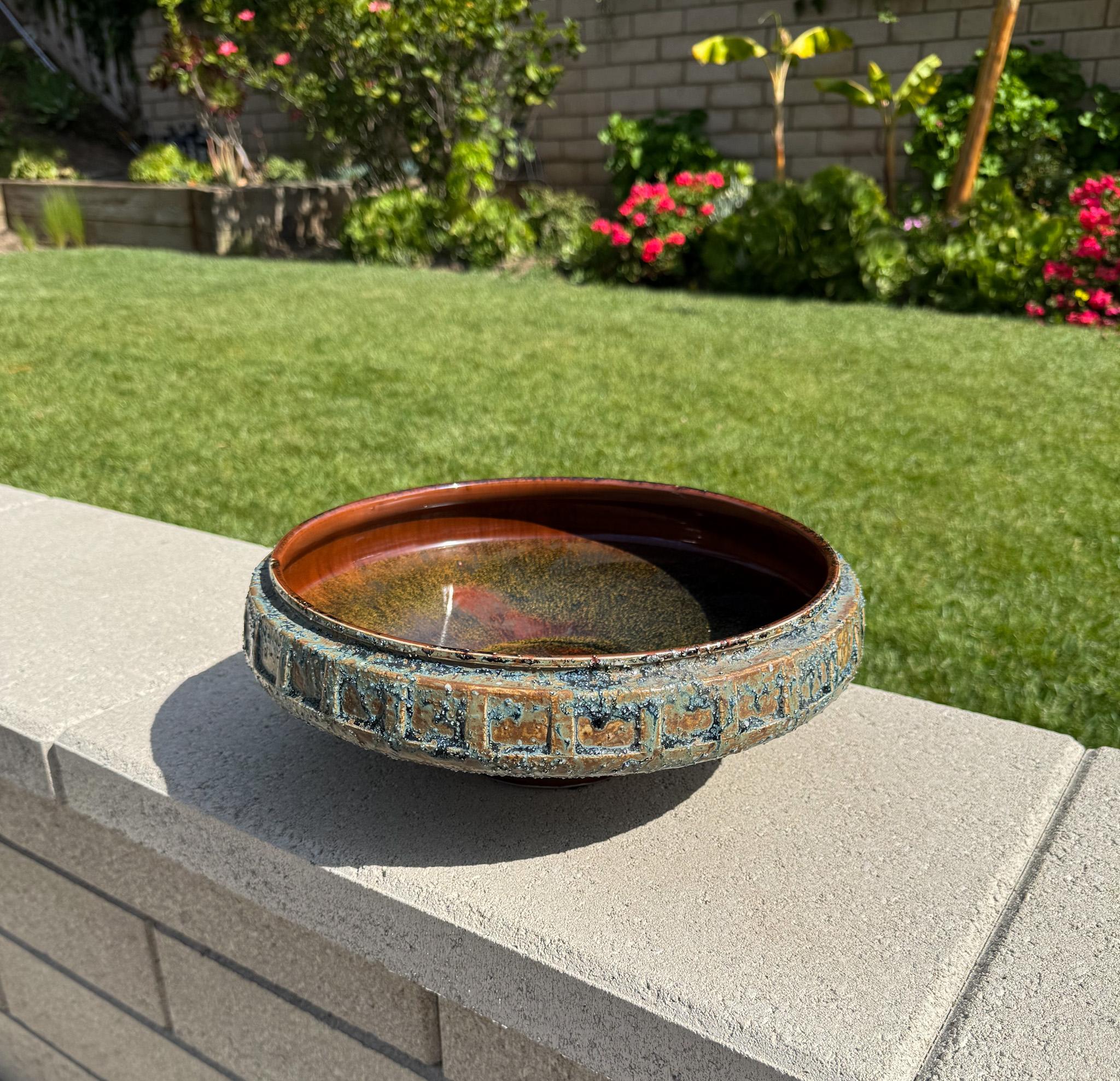 Jardinière moderniste en céramique Ikebana à glaçure de lave de Yamasan, Japon, c.C. 1960.