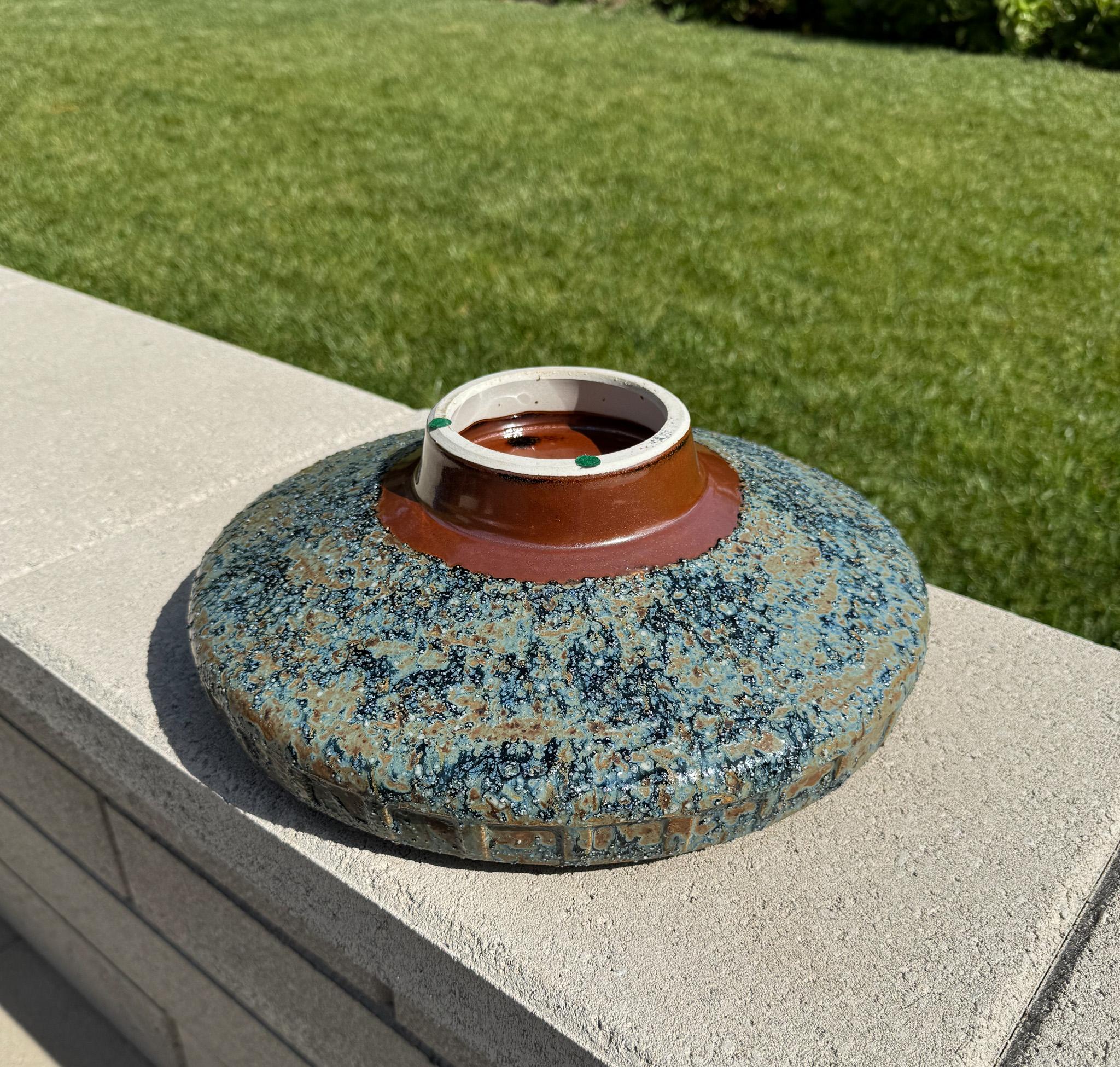 Vernissé Jardinière en céramique Ikebana à glaçure lave moderniste de Yamasan, Japon, vers 1960 en vente