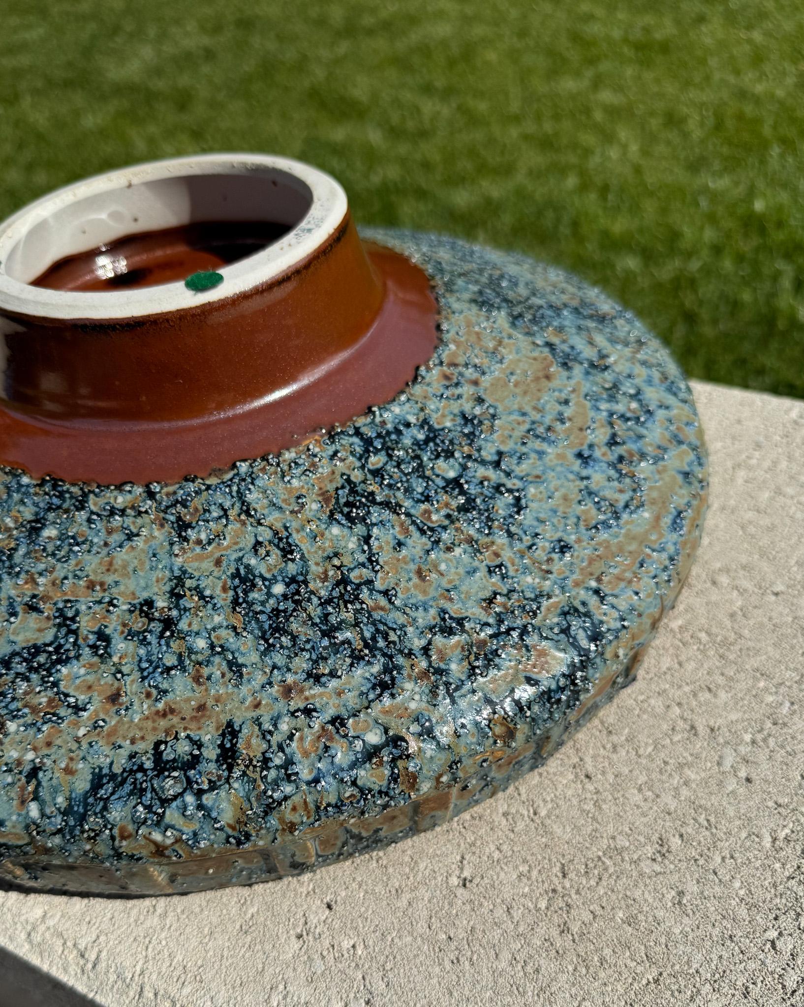 Jardinière en céramique Ikebana à glaçure lave moderniste de Yamasan, Japon, vers 1960 Bon état - En vente à San Juan Capistrano, CA