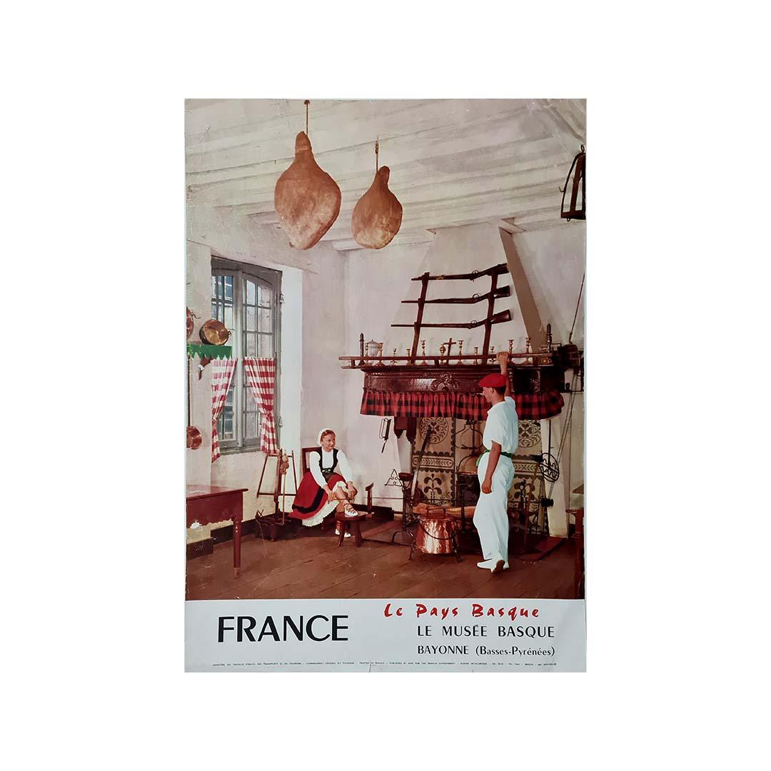 Cette affiche de voyage originale de 1959, photographiée par Yan, offre un aperçu captivant du riche patrimoine culturel du Pays basque français. Située à l'intérieur du Musée Basque de Bayonne (Basses-Pyrénées), l'image transporte les spectateurs