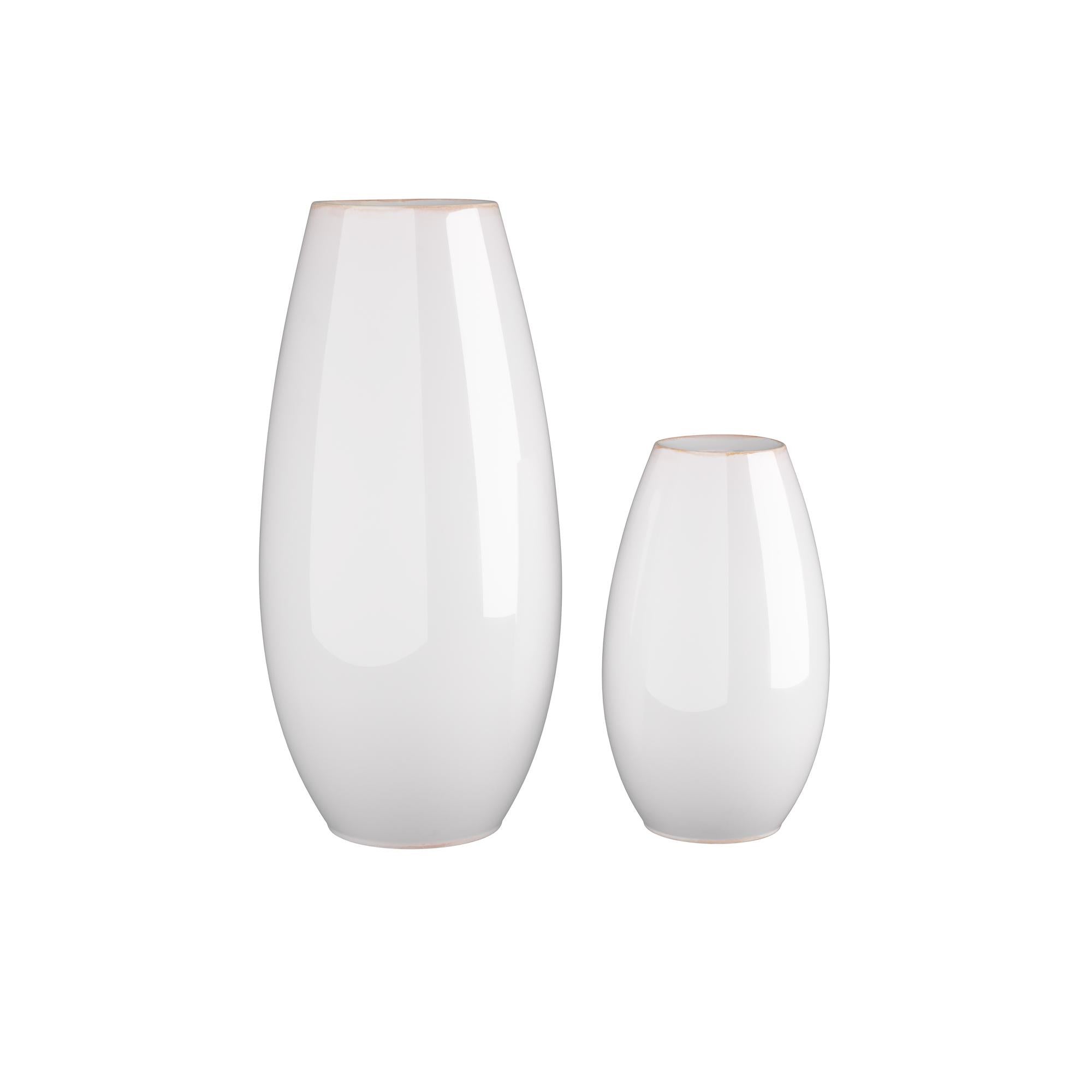 Simplicidad en estado puro, este juego de dos jarrones de porcelana es un ejemplo de elegancia discreta y diseño cuidado. Cada jarrón tiene una abertura poco profunda, lo que lo convierte en el recipiente ideal para arreglos florales minimalistas o