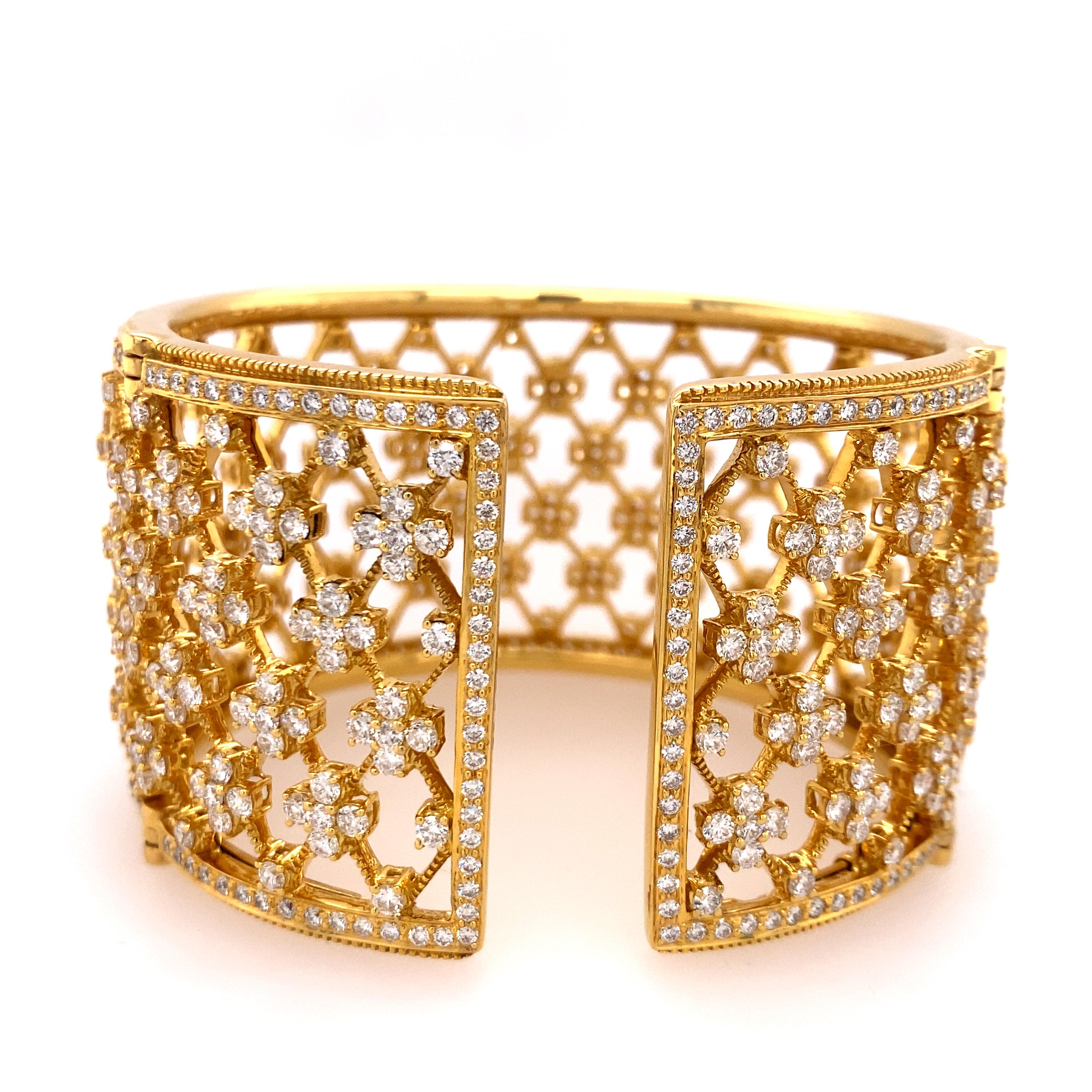 Round Cut Yanes 18k Gold and Diamond Bangle