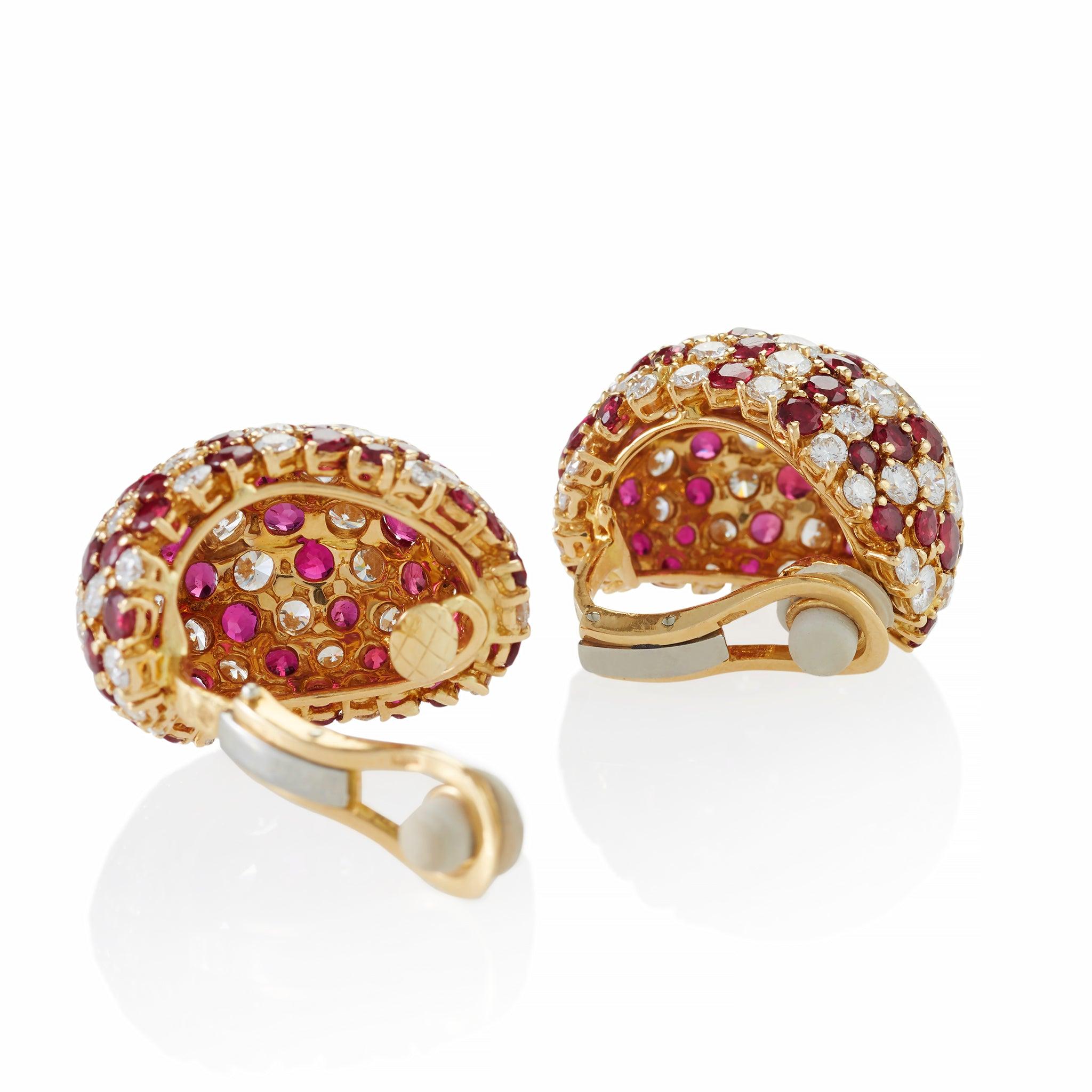Taille brillant Yanes Madrid Bombé - Boucles d'oreilles à clip en rubis et diamants en vente