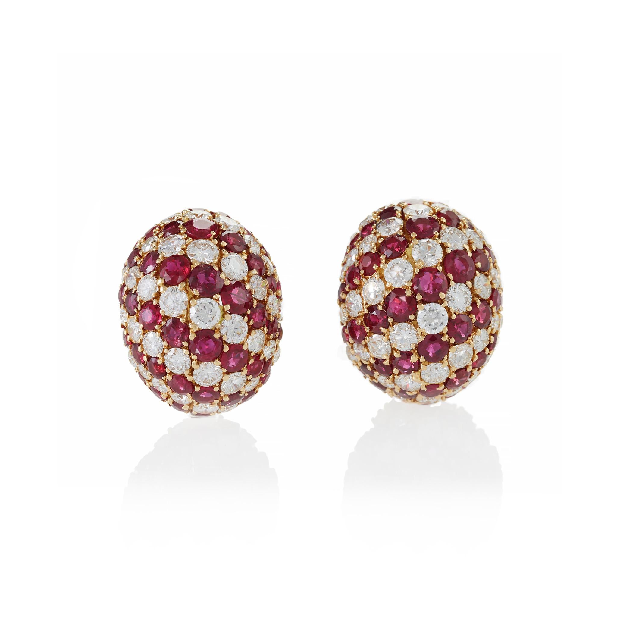 Yanes Madrid Bombé - Boucles d'oreilles à clip en rubis et diamants Excellent état - En vente à New York, NY