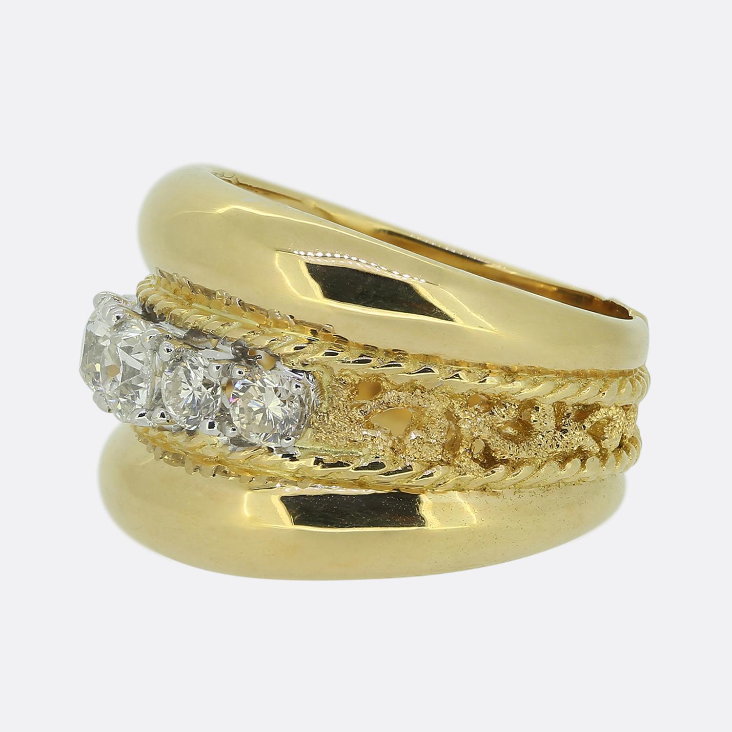 Hier haben wir einen auffälligen Ring aus dem renommierten spanischen Schmuckhaus Yanes. Dieses kühne Design zeigt eine Reihe von sechs runden, facettierten Diamanten, von denen jeder ein brillantes weißes Funkeln ausstrahlt. Diese Fokussteine sind