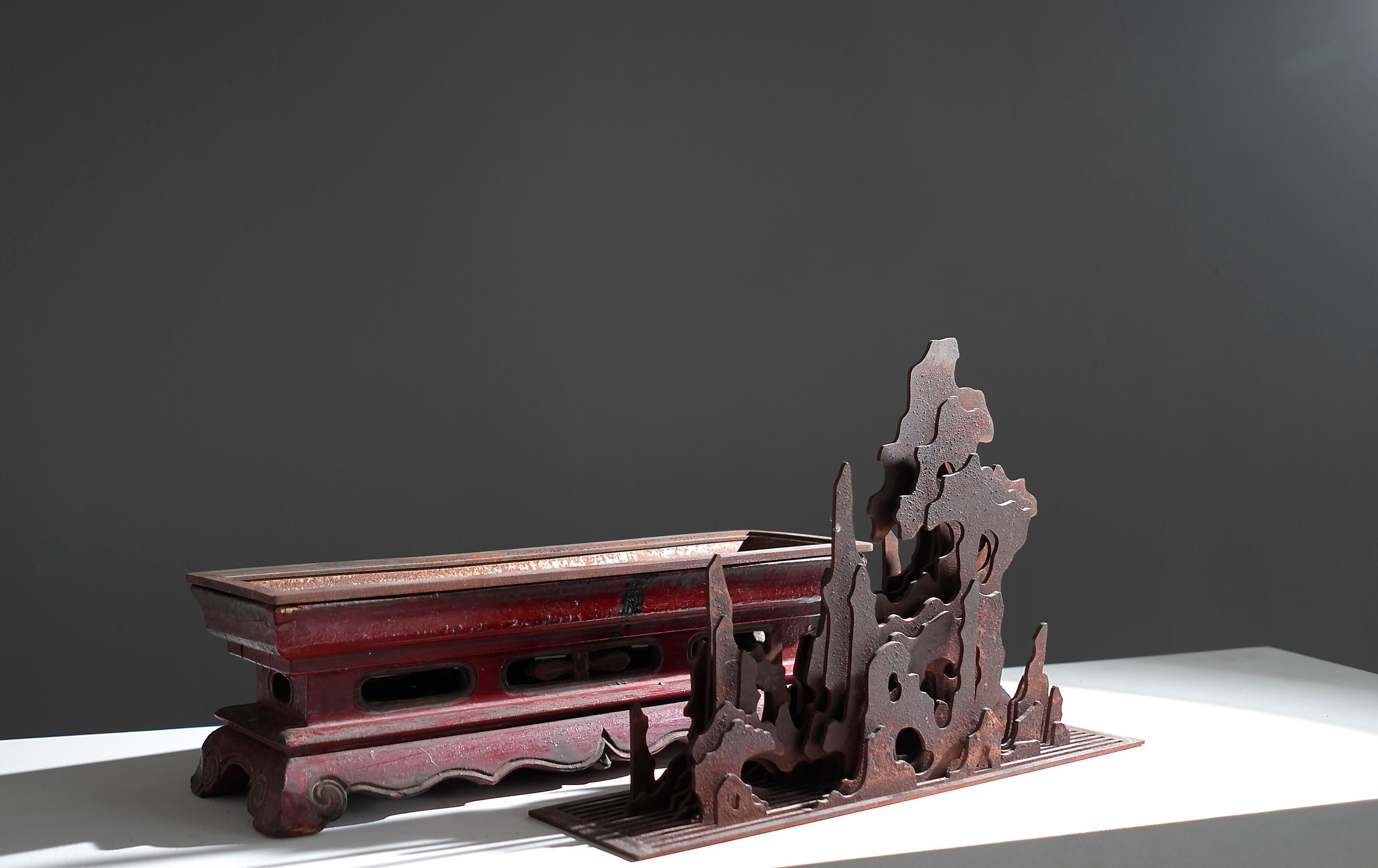 Über das Kunstwerk:
Künstler: Yang Dongying
Titel: Moderne beeindruckende Super-Flach-Skulptur-Untitled 
Datum:2020
Material: Dynasty Lack Holz Rahmen（base）, Eisen 
Abmessungen: 37 x 12 x 32 cm 
Auflage: 1 / 1

Über den Künstler:
Yang Dongying ist