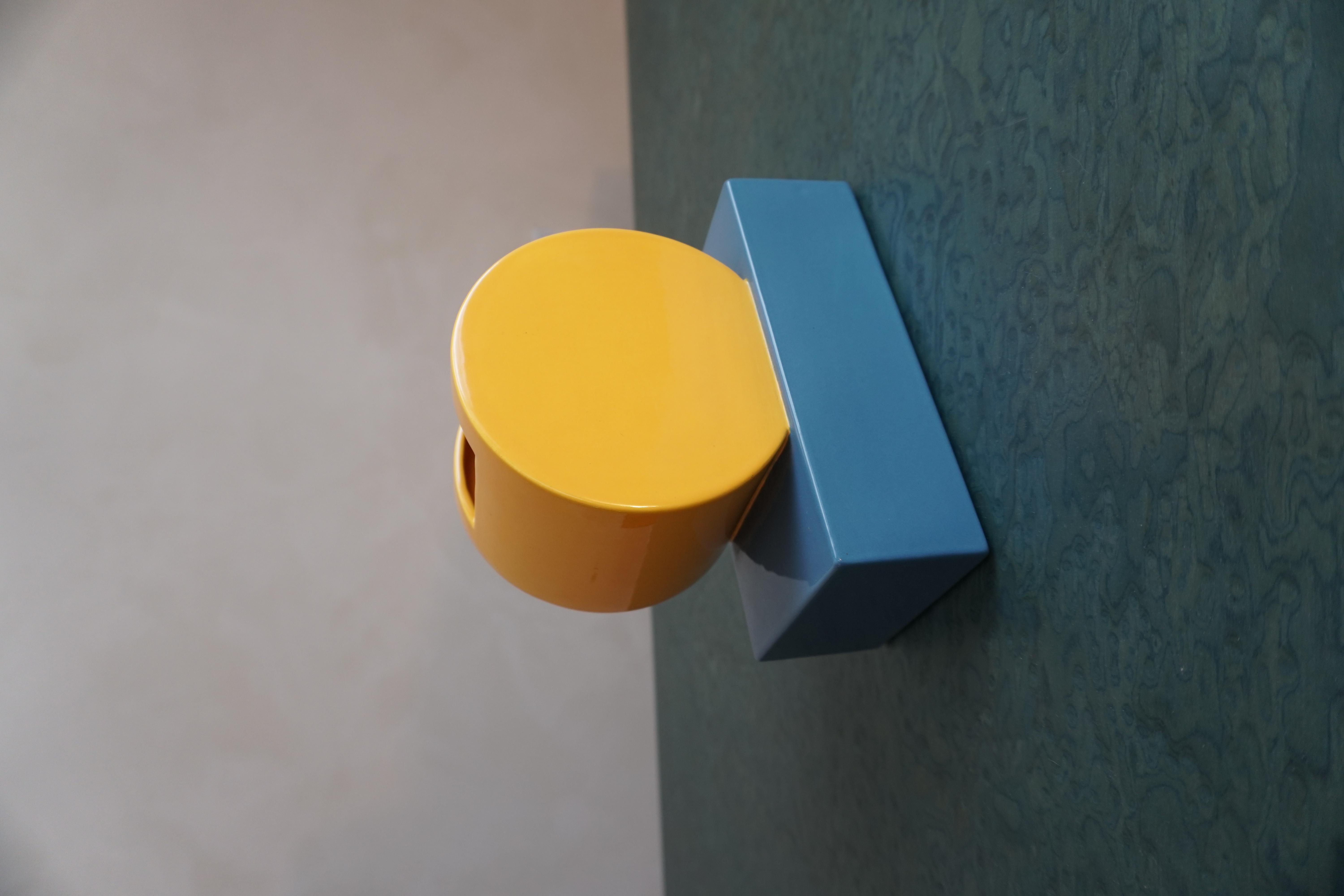Vase Yang von Ettore Sottsass (Modell 455) aus der Serie Pop für Alessio Sarri, aus emailliertem Steingut hergestellt. A.Sarri