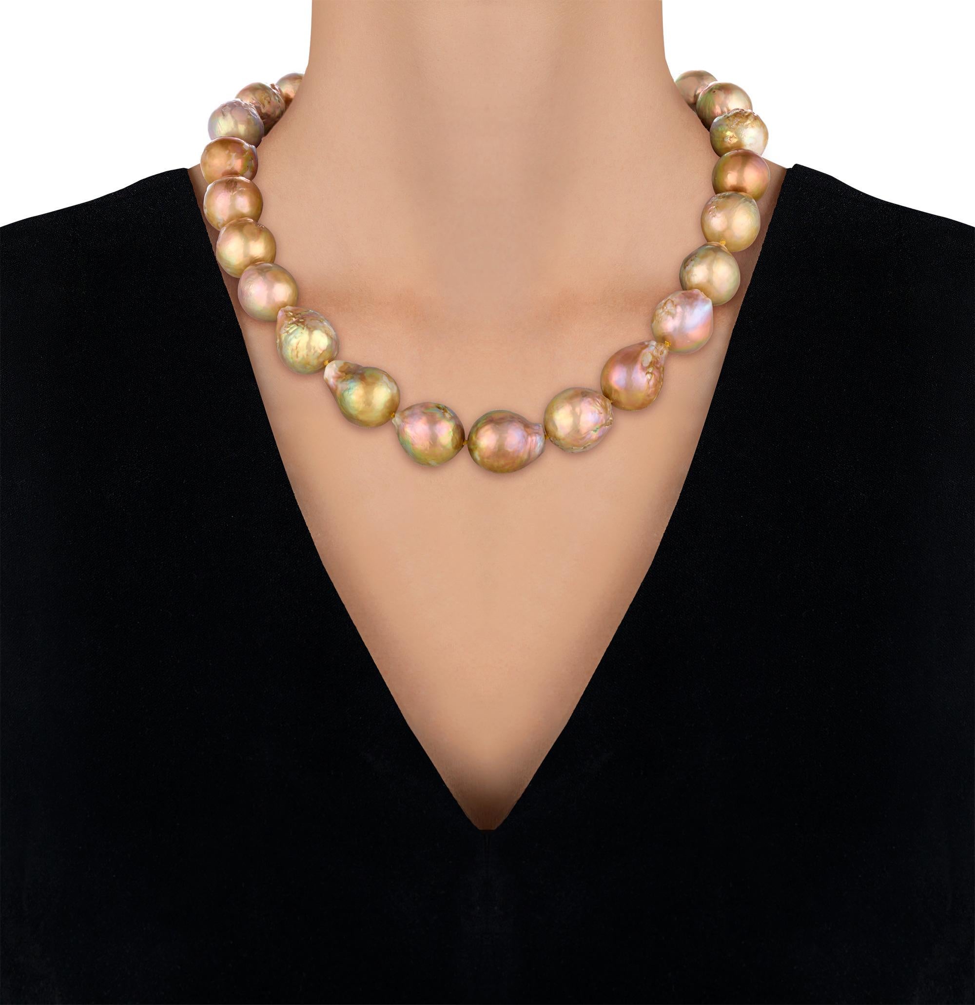 Venticinque perle multicolore del fiume Yangtze drappeggiano con grazia intorno al collo in questa collana classica. Queste perle iridescenti e barocche sono conosciute come 