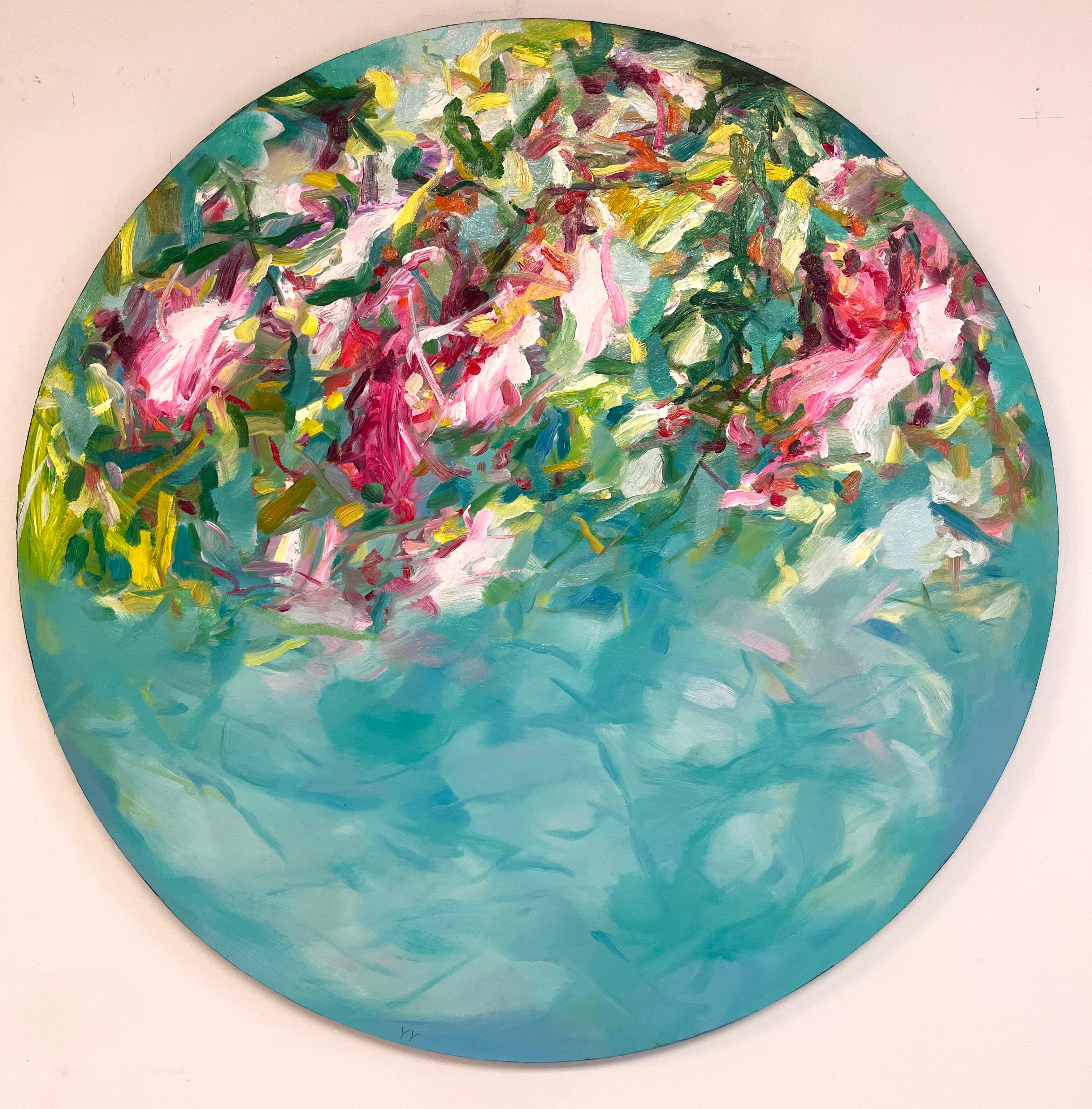 Shallow Sea and Blossom ist ein neues 35 × 35 Zoll großes Ölgemälde auf Holzplatte von Yangyang Pan. Dieses unverwechselbare kreisförmige Werk stellt eine abstrahierte Meereslandschaft dar, bei der übereinanderliegende Blau-, Grün- und Rosatöne über