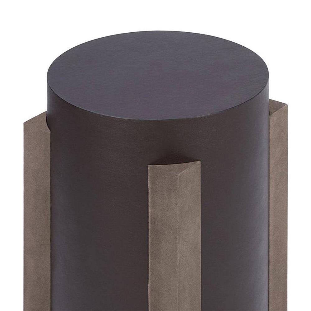Side Table Yanis with wooden structure covered with black
genuine leather and with base structure covered with dark
grey suede genuine leather. Also available with other leather
colors, on request. 
