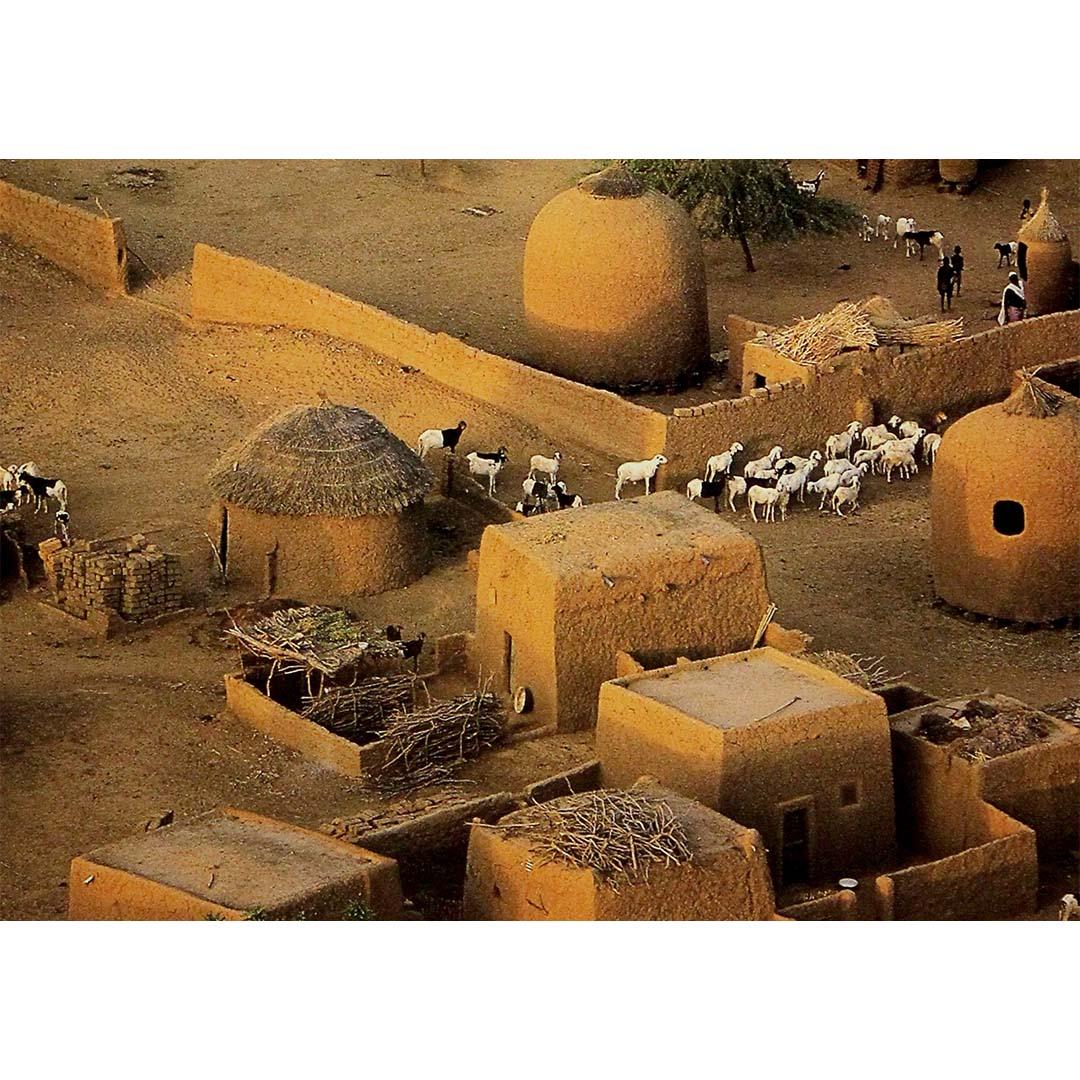 Affiche d'Air France datant du CIRCA et réalisée par Arthus-Bertrand -.  village près de Tahoua, au Niger en vente 1