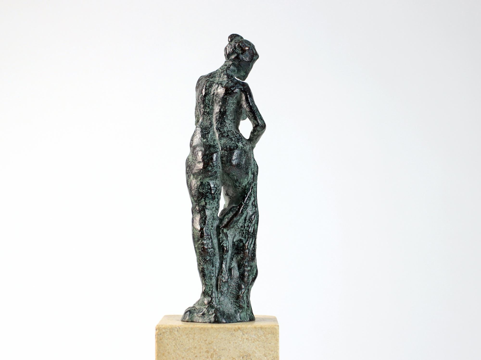 Baigneuse II, sculpture de femme nue en bronze - Or Nude Sculpture par Yann Guillon