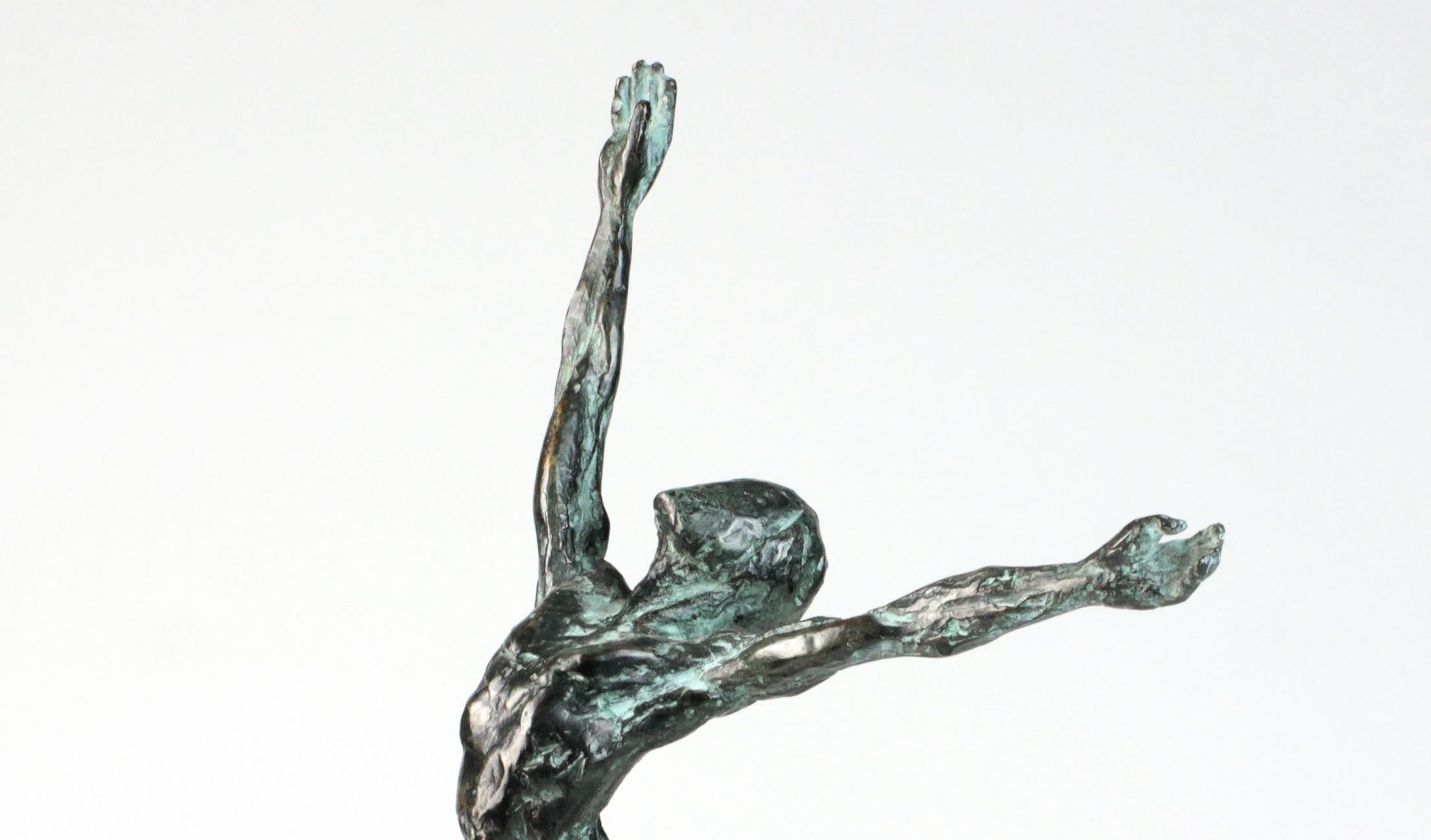 Dancer Elevation von Yann Guillon – Figurative Bronzeskulptur eines Mannes, Torso im Angebot 9