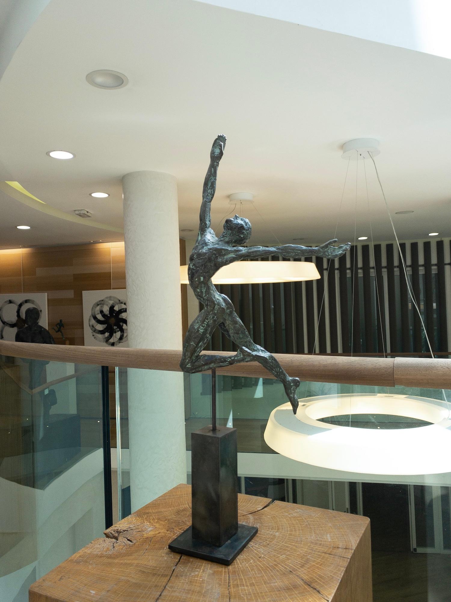Dancer Elevation von Yann Guillon – Figurative Bronzeskulptur eines Mannes, Torso im Angebot 10